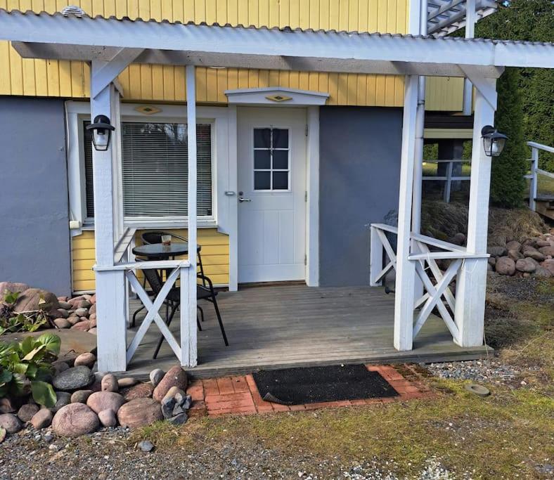 Majoitu joen rannassa