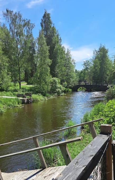 Majoitu joen rannassa