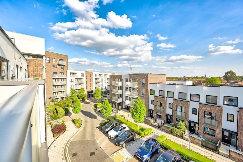 Spacious 5-bedroom modern apartment by Wembley view 3