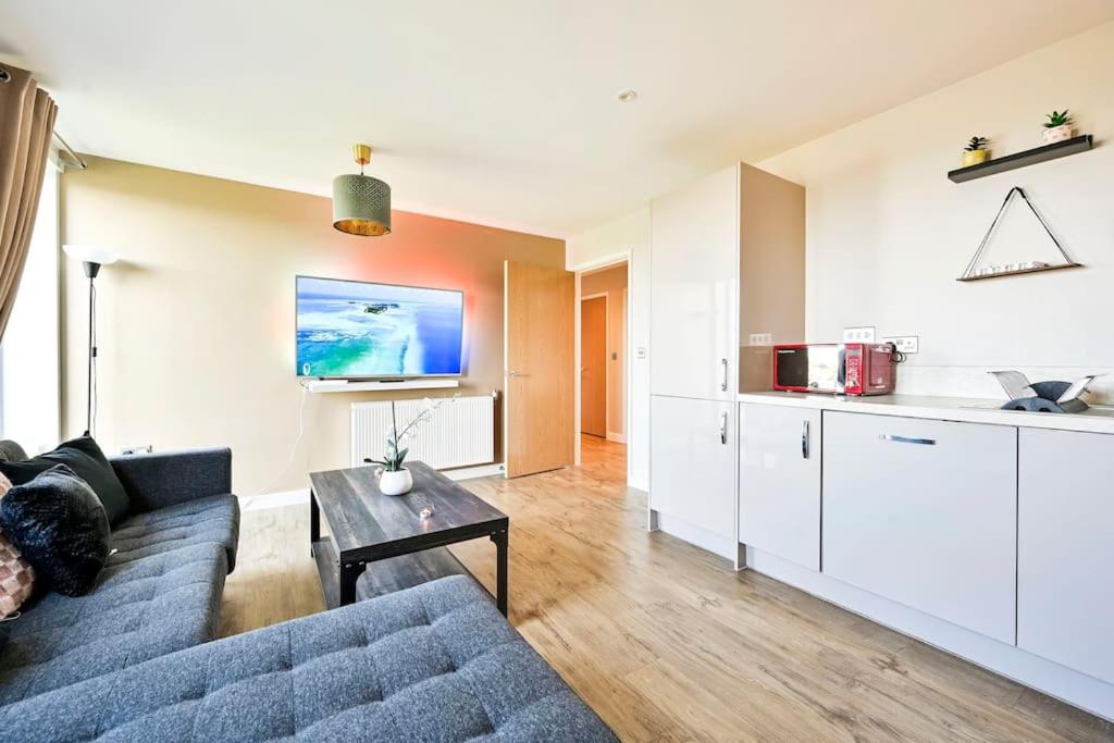 Spacious 5-bedroom modern apartment by Wembley view 5