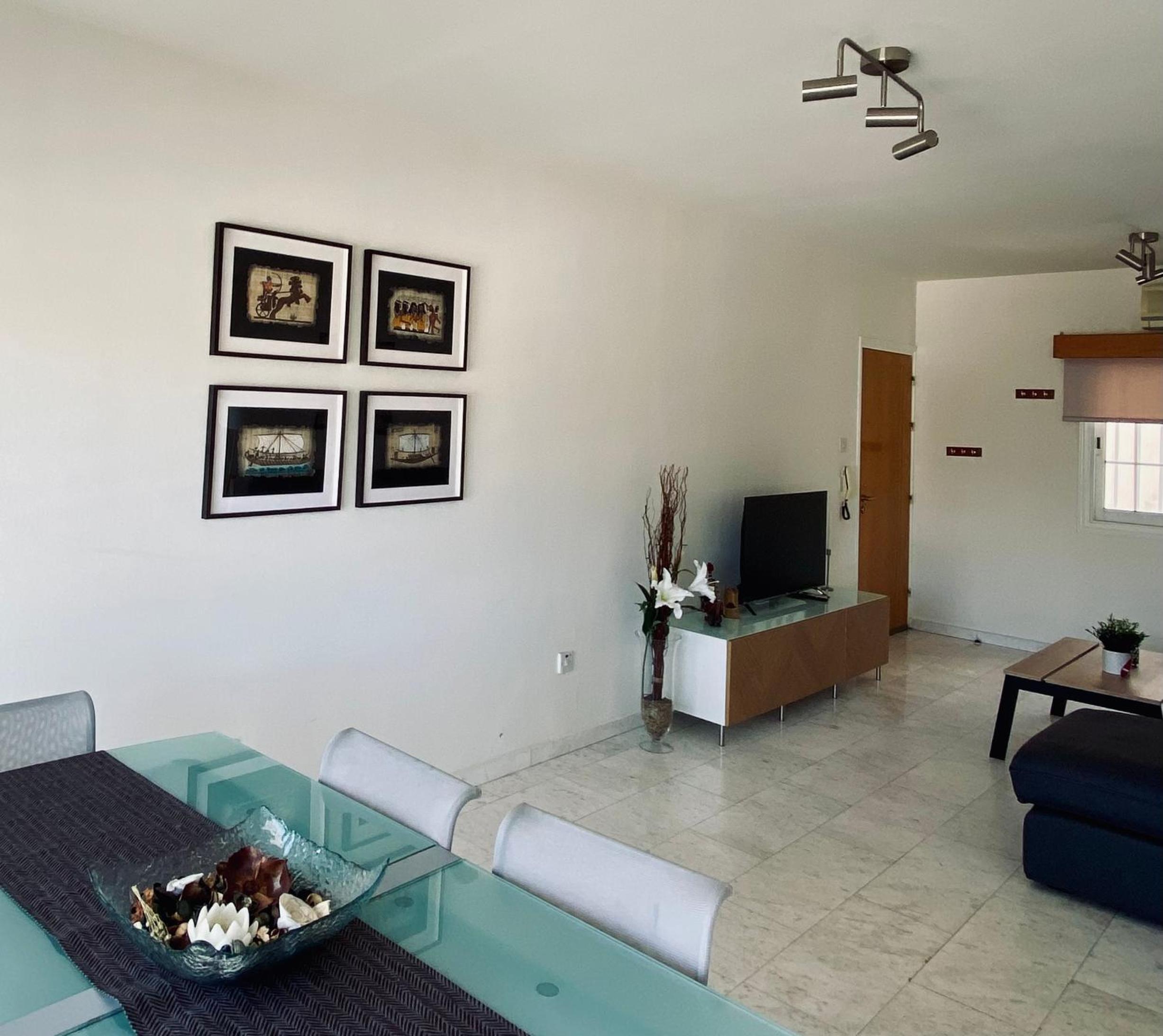 Sunny 2 bedroom flat in Engomi
