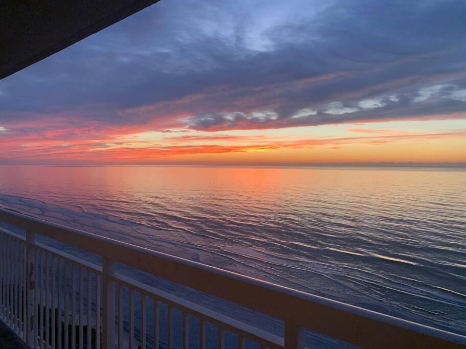 Hotel Paradise at the Beach, Complete View of Horizon - Image 1