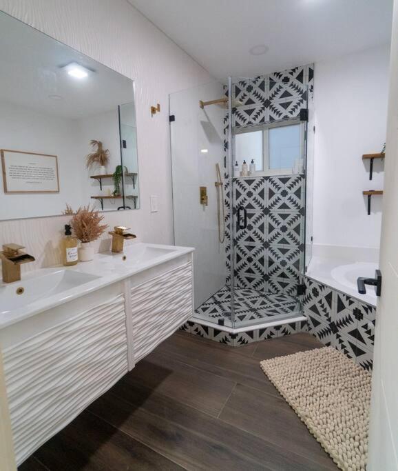 Villa Tropical - Your private Miami Resort with a heated pool view 5
