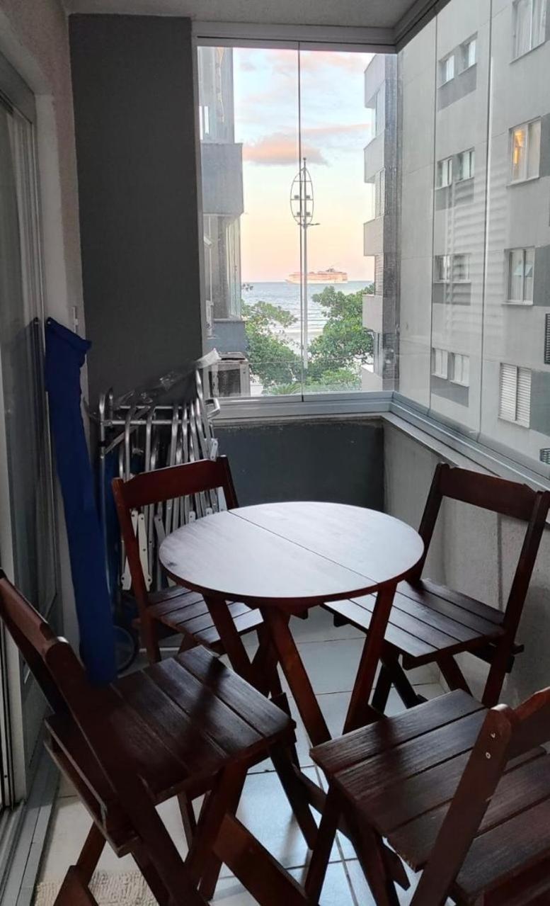 Avenida Atlântica, beira mar, pé na areia