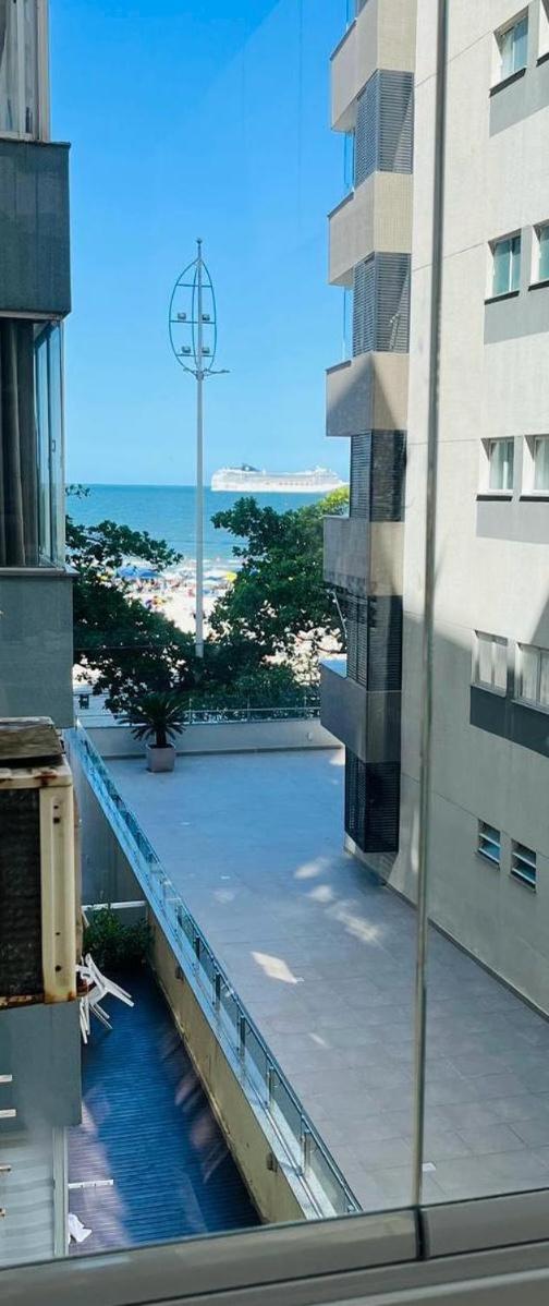 Avenida Atlântica, beira mar, pé na areia