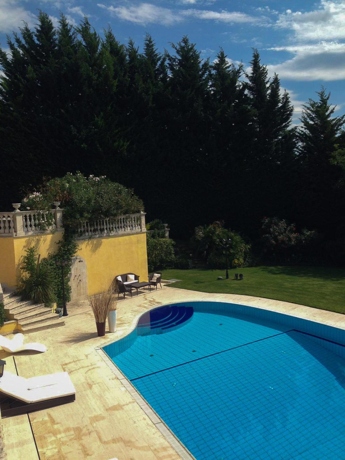 Living la Dolce Vita with pool view 3