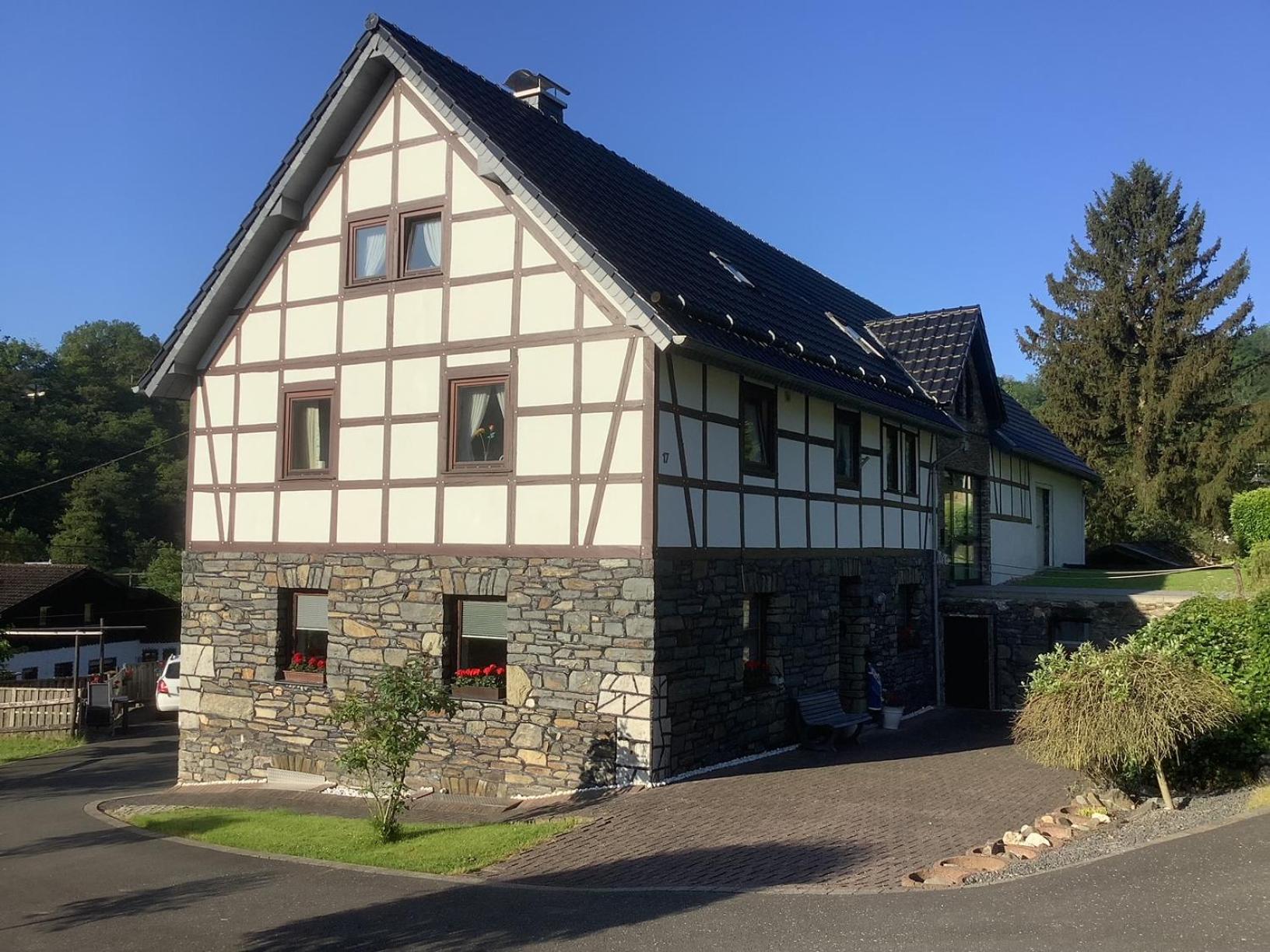 Berg Blick Eifler Bauernhaus modern restauriert