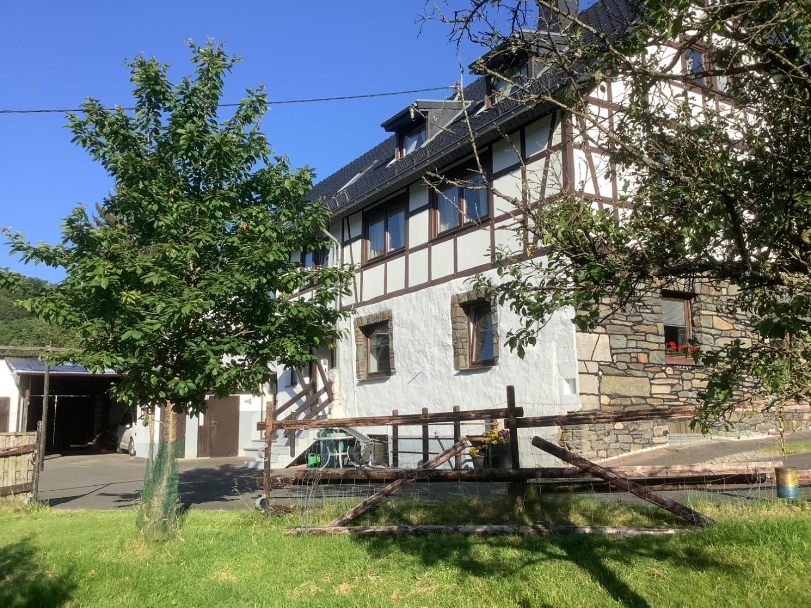 Berg Blick Eifler Bauernhaus modern restauriert