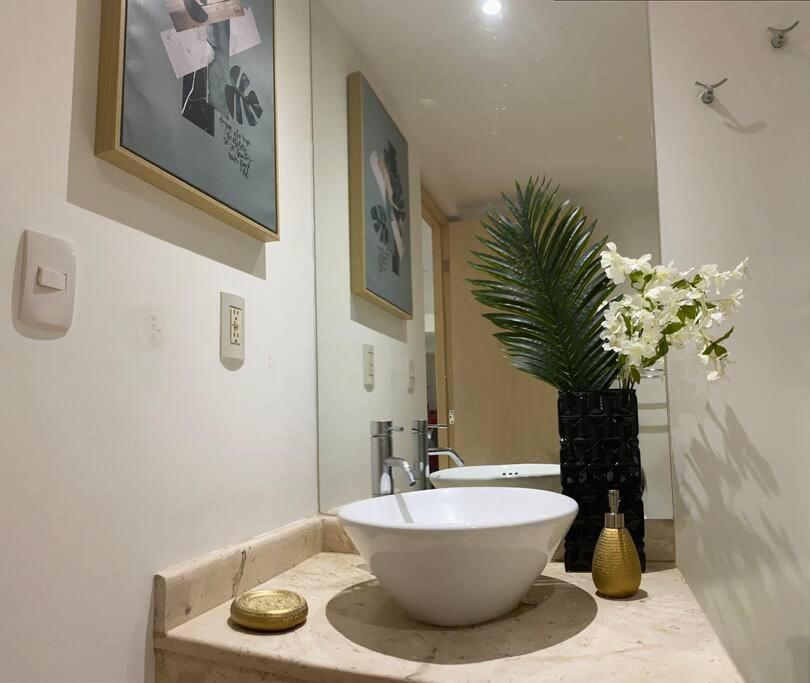 Comfortable apartment to work pool fast wifi