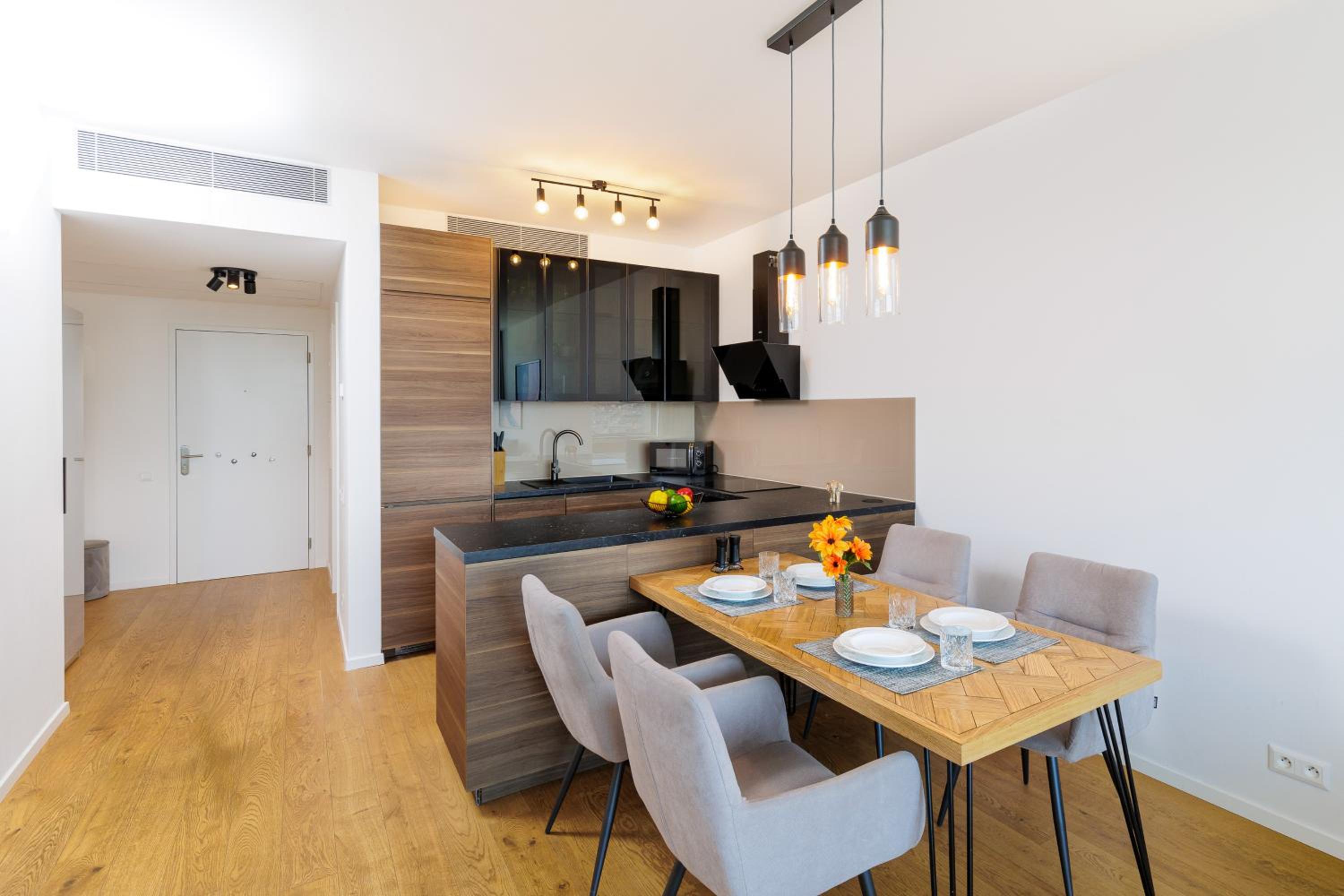 SKY PARK 1 - Luxurious #INSTAworthy Apartment in Downtown City Center with Included Parking, Best Address in Town view 3