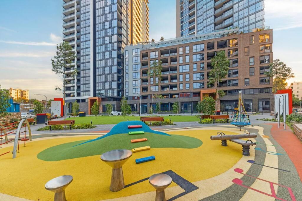 City views & New 3b2b1p Apt in Homebush