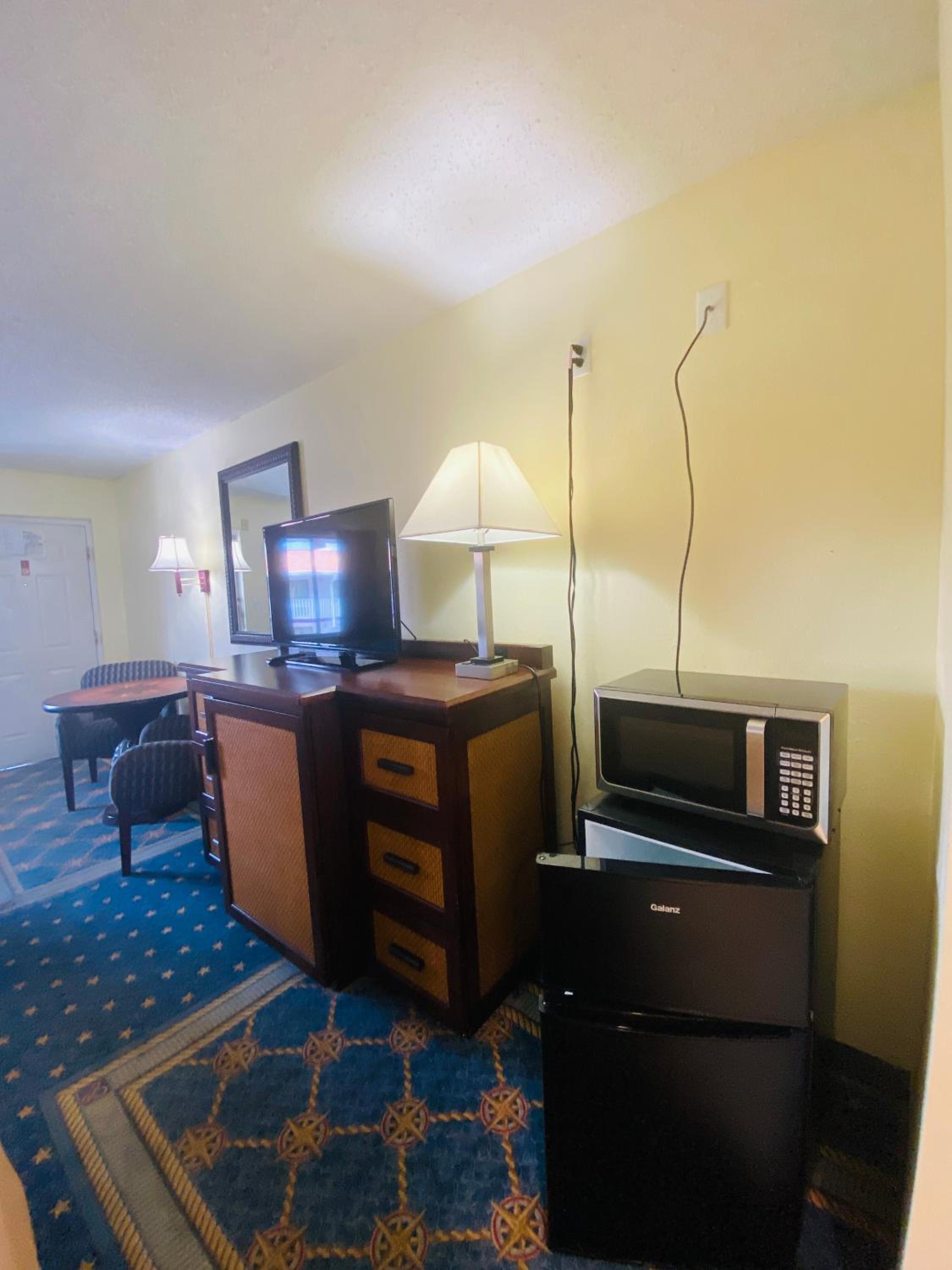 Maple Leaf Inn & Suites