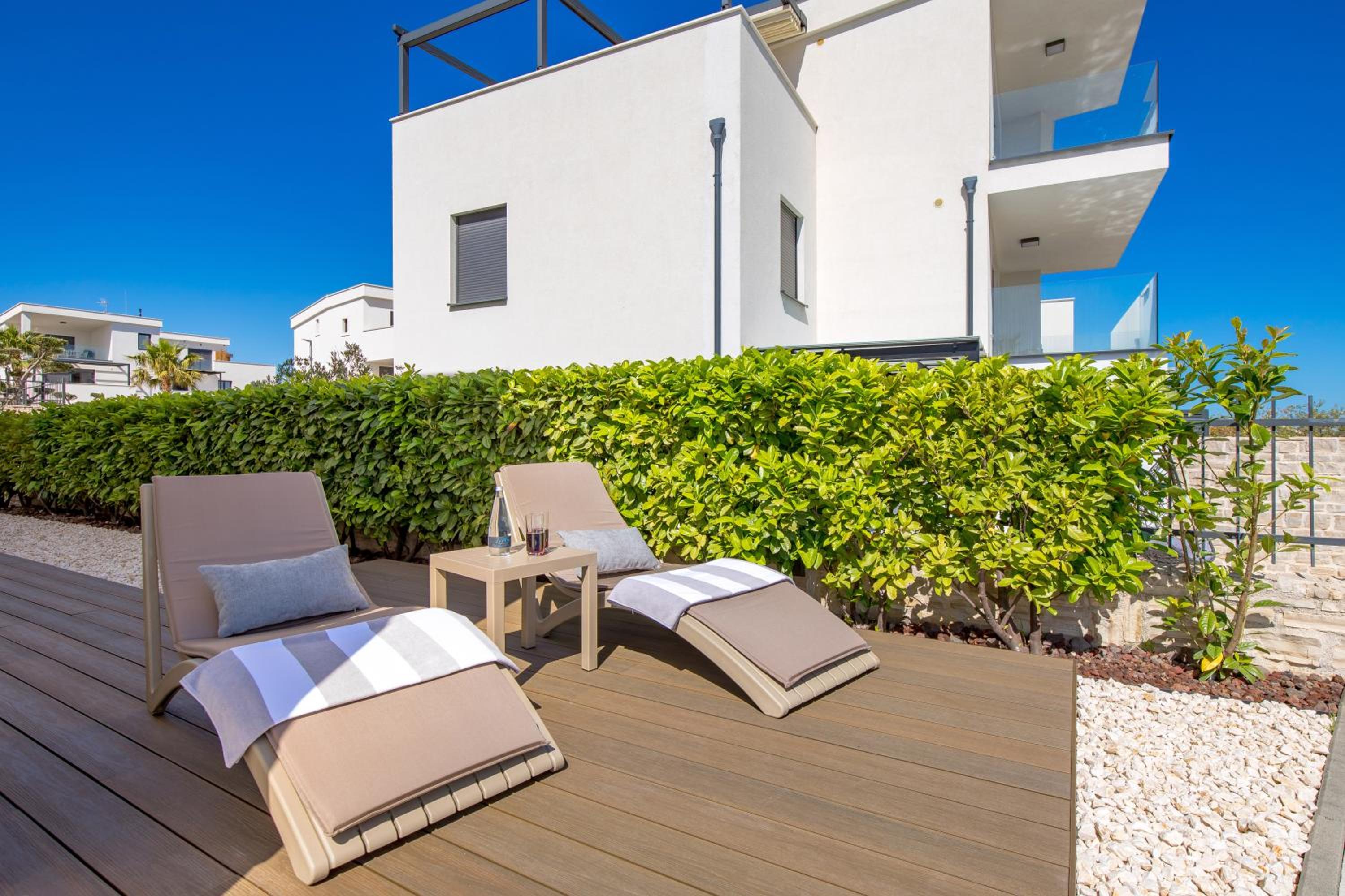 Luxury apartment La Mer with private pool and garden