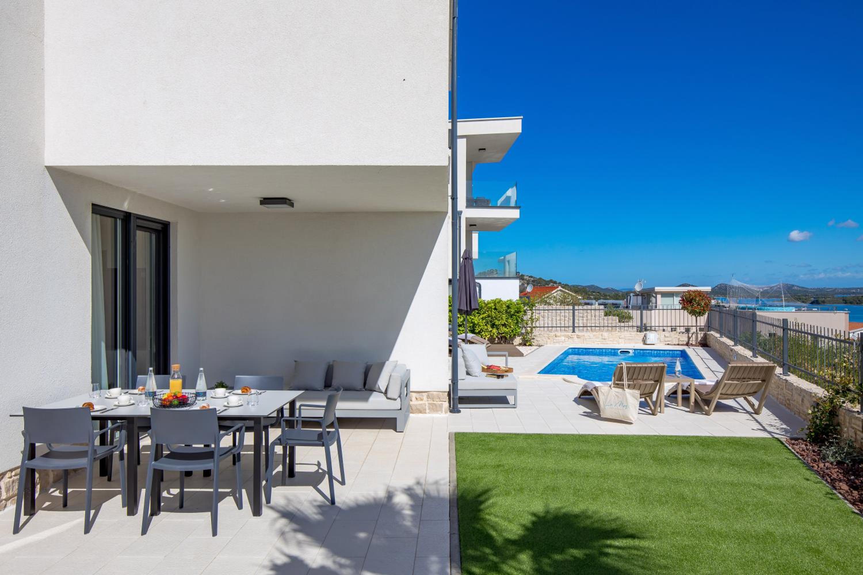 Luxury apartment La Mer with private pool and garden