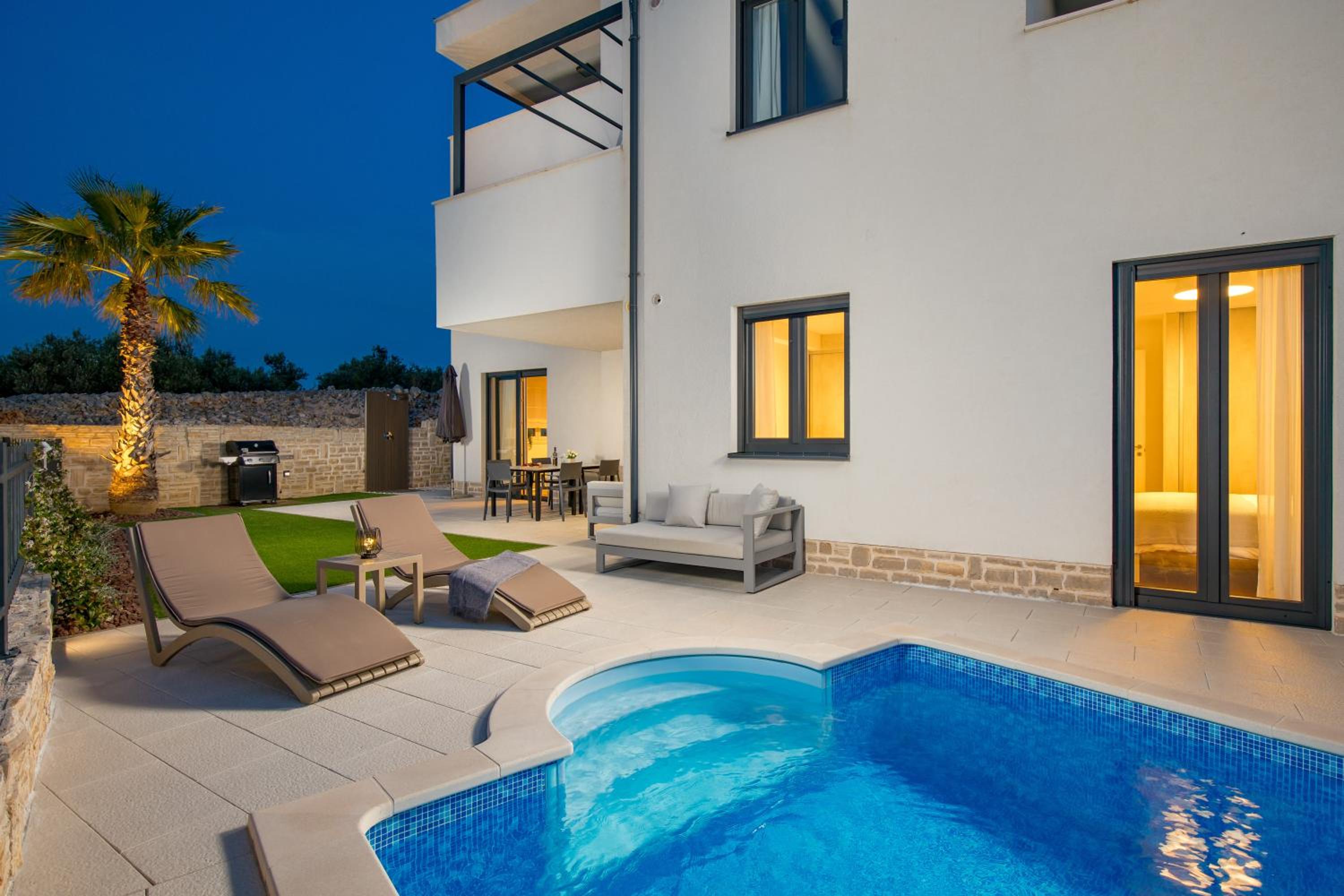 Luxury apartment La Mer with private pool and garden