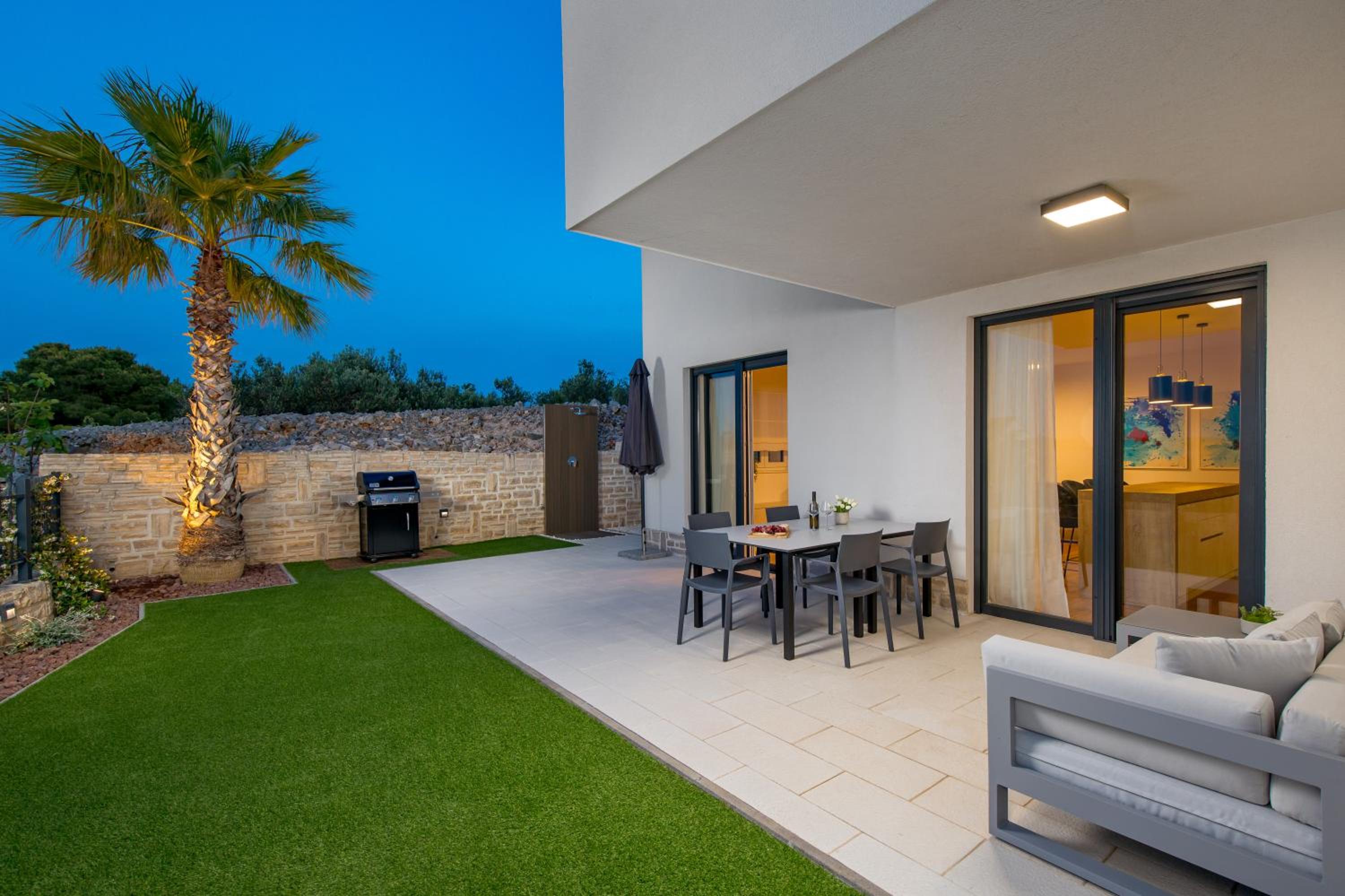 Luxury apartment La Mer with private pool and garden