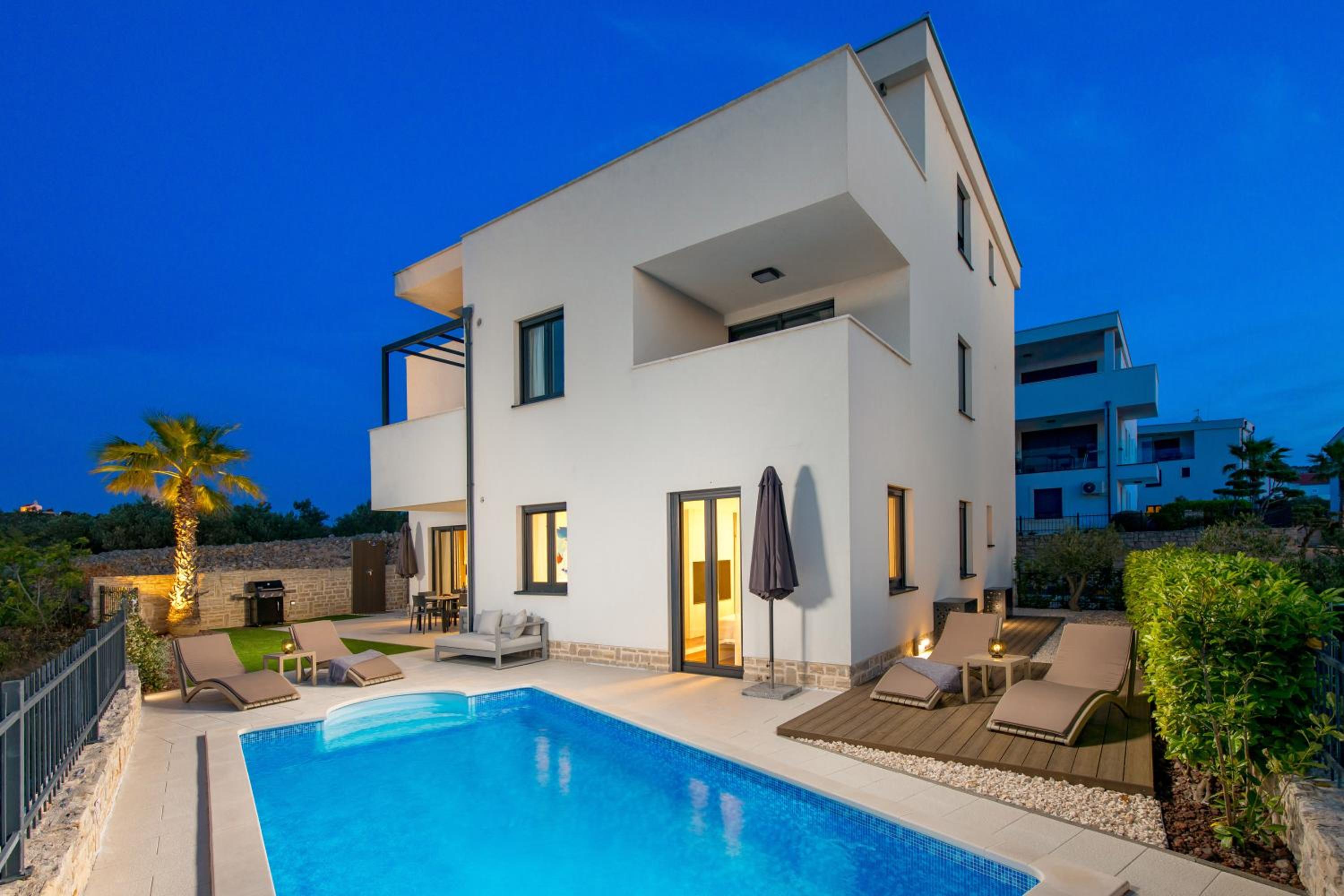 Luxury apartment La Mer with private pool and garden