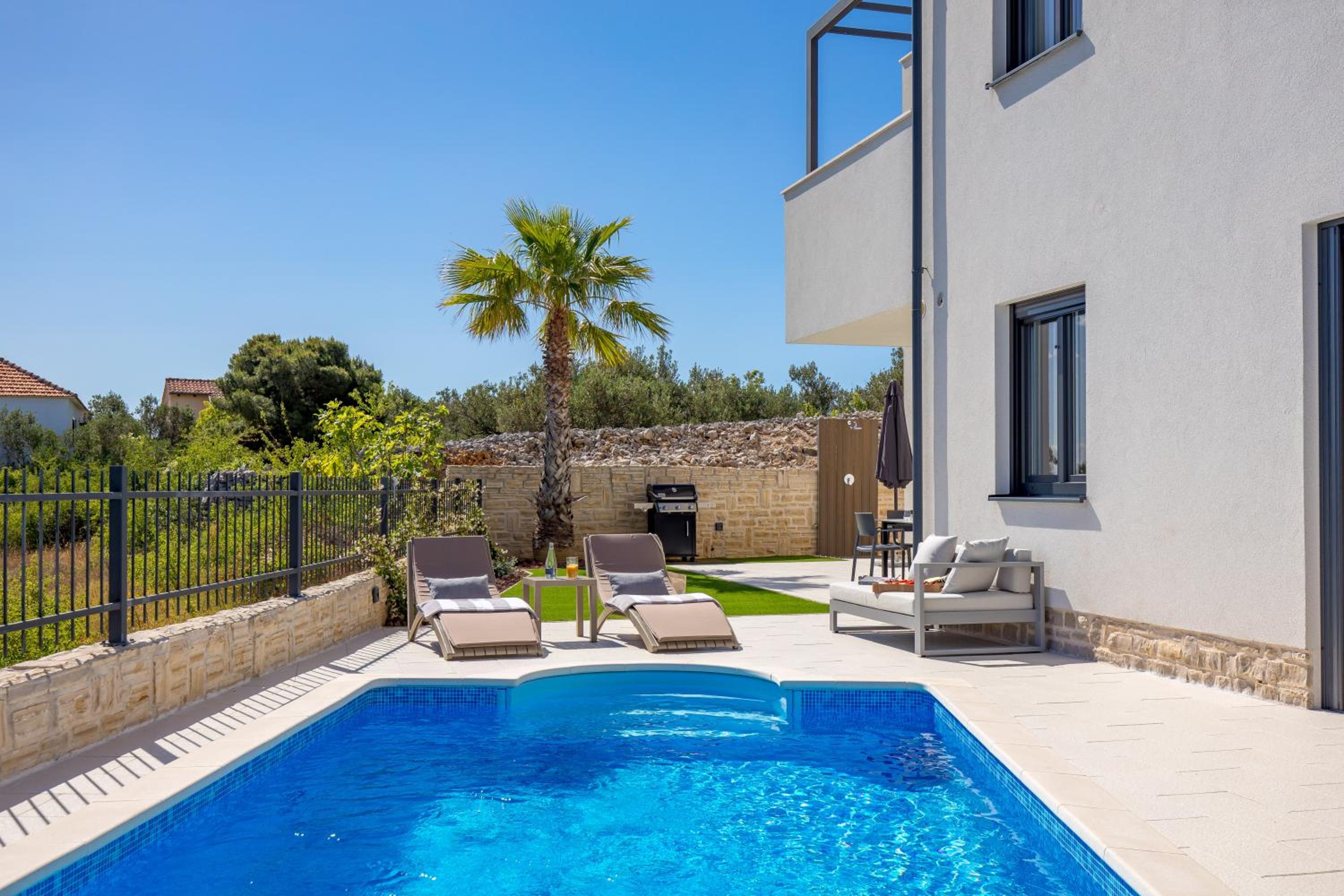 Luxury apartment La Mer with private pool and garden