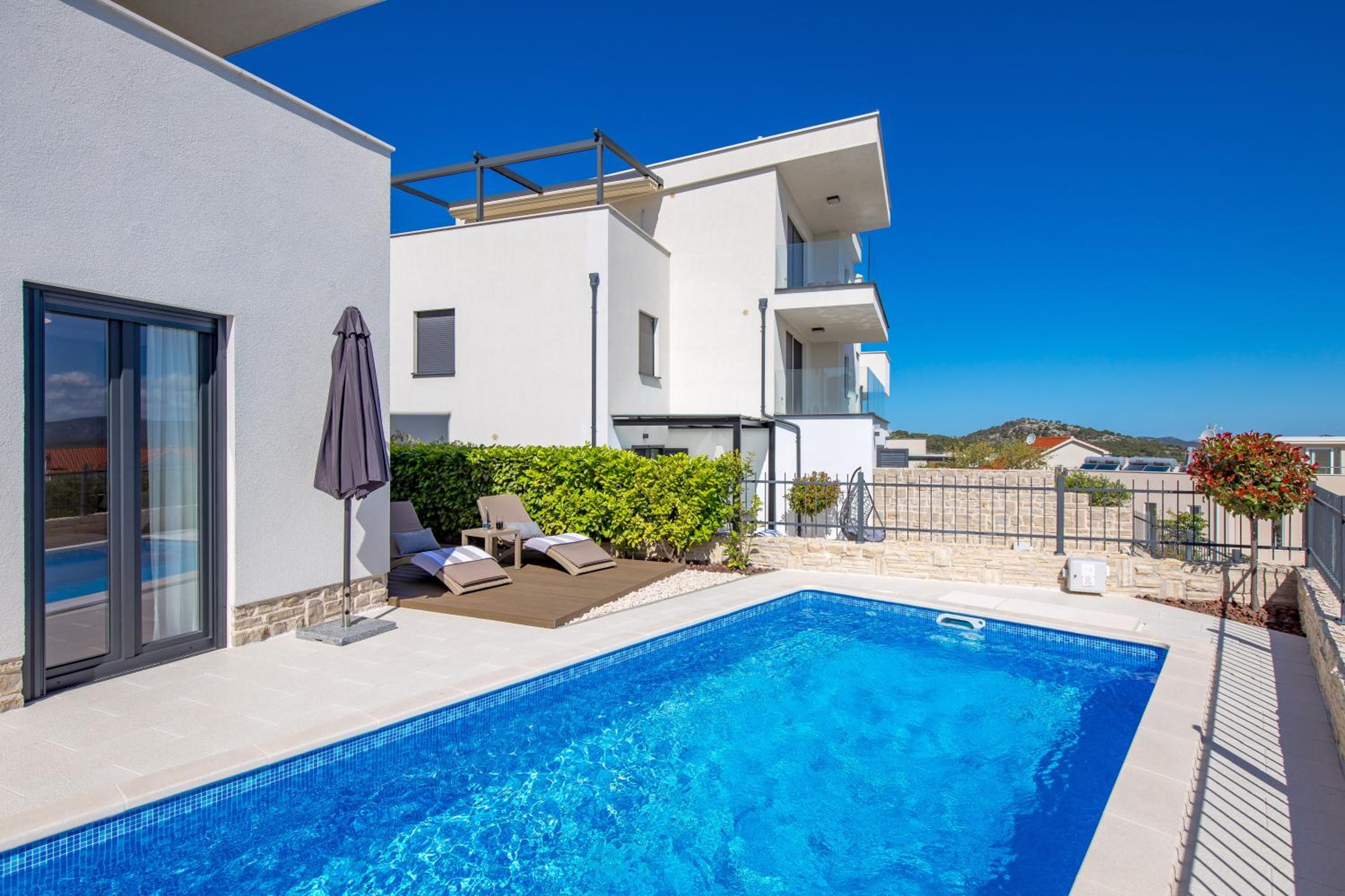 Luxury apartment La Mer with private pool and garden