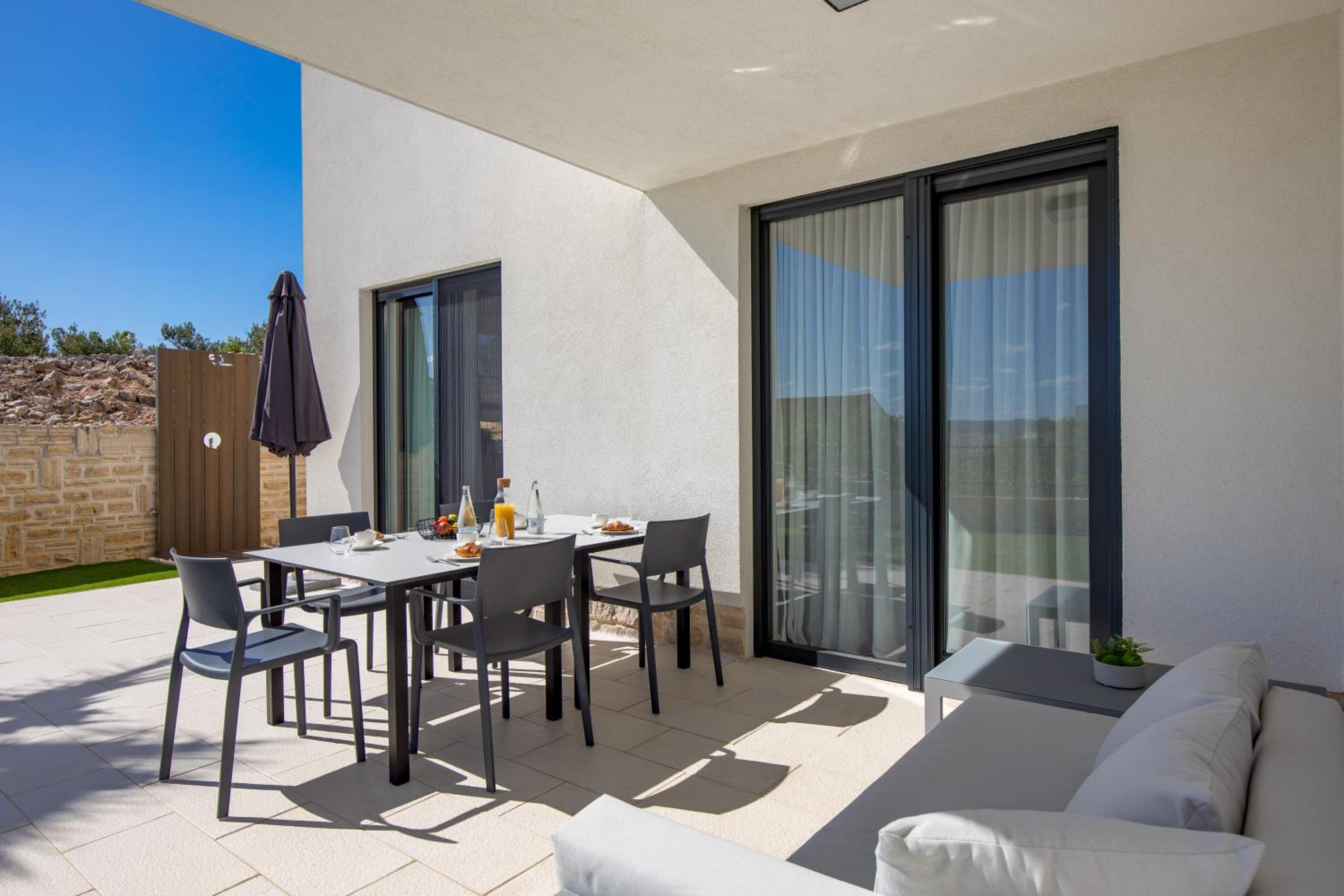 Luxury apartment La Mer with private pool and garden