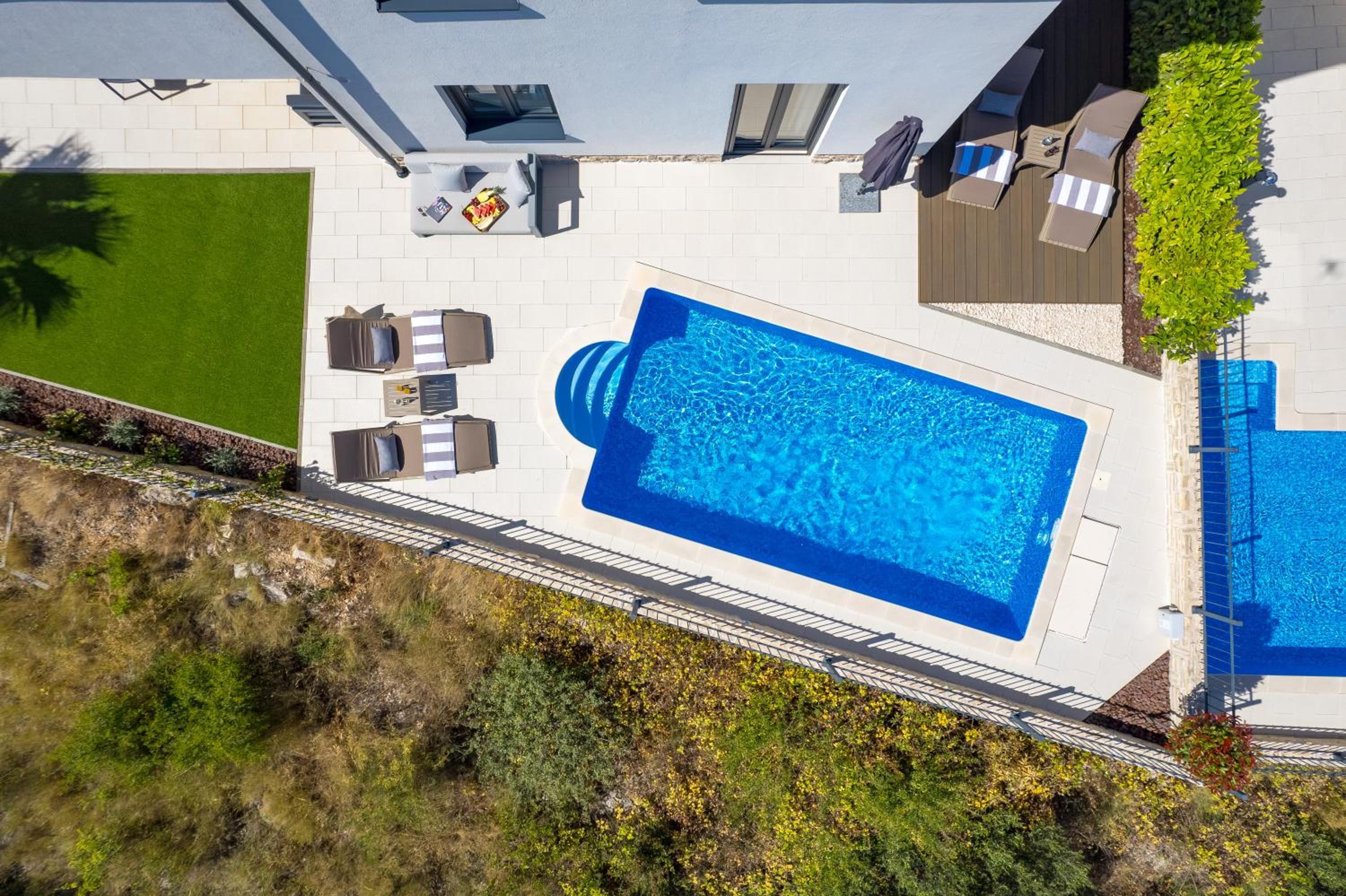 Luxury apartment La Mer with private pool and garden