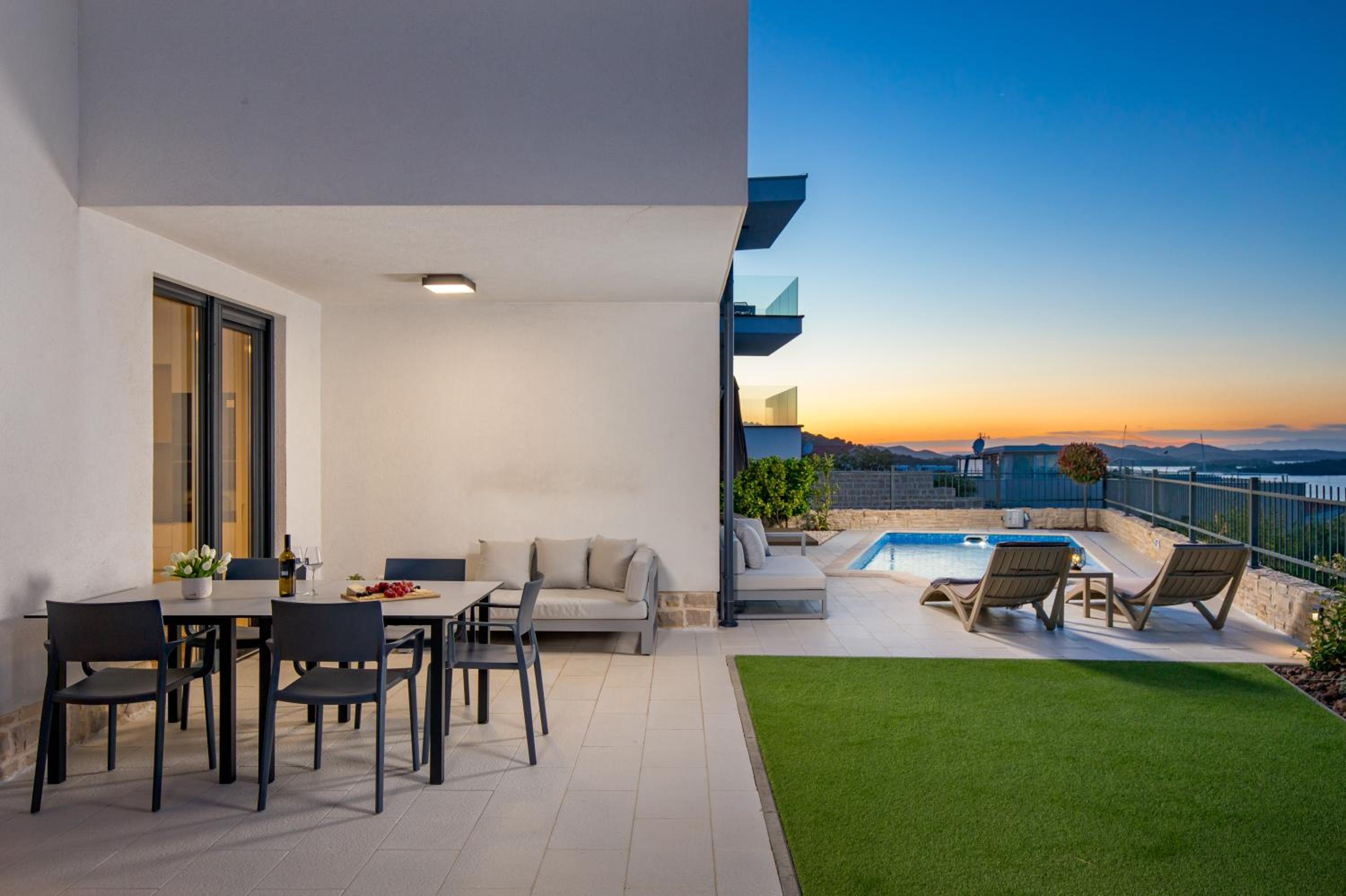 Luxury apartment La Mer with private pool and garden