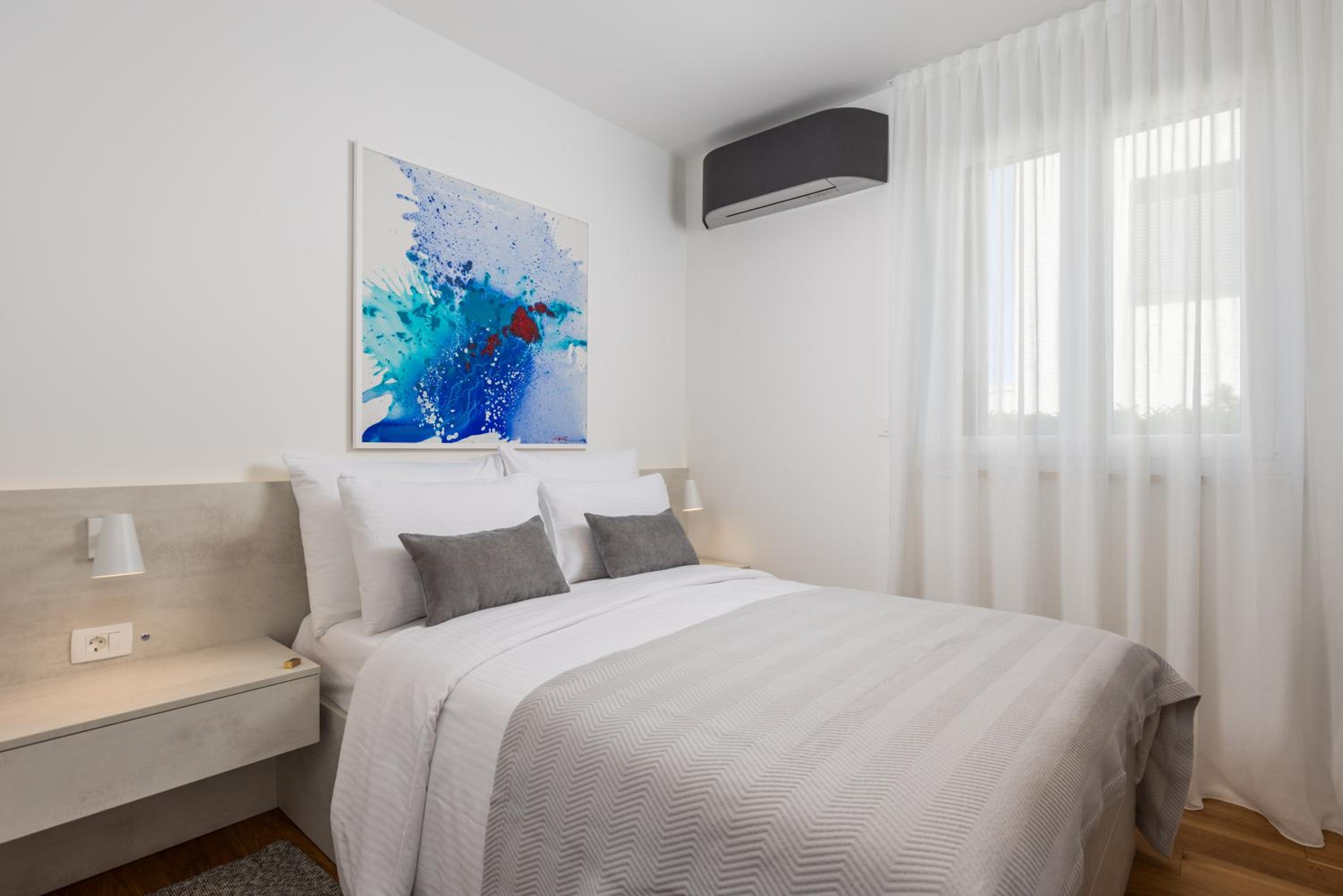 Luxury apartment La Mer with private pool and garden