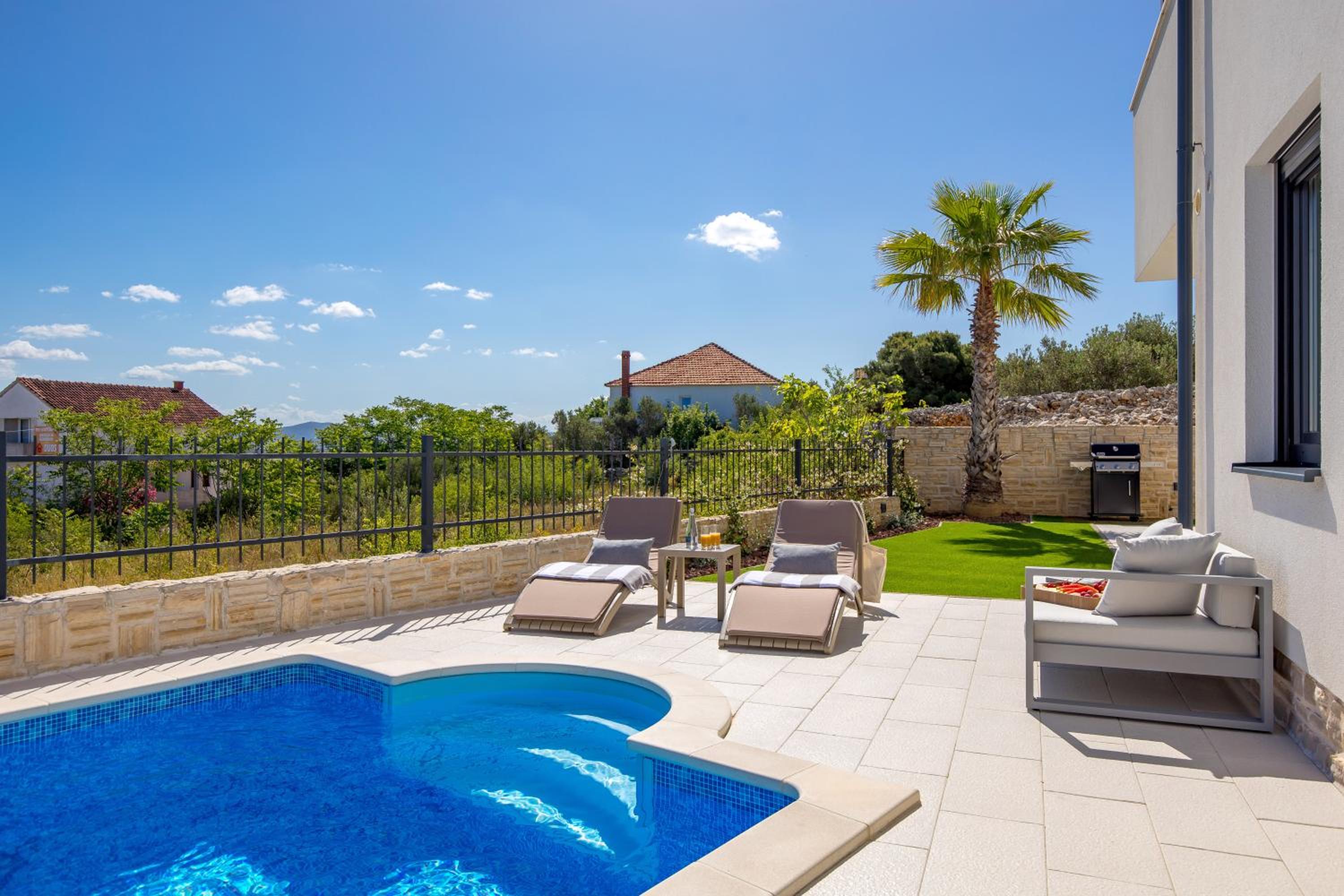 Luxury apartment La Mer with private pool and garden