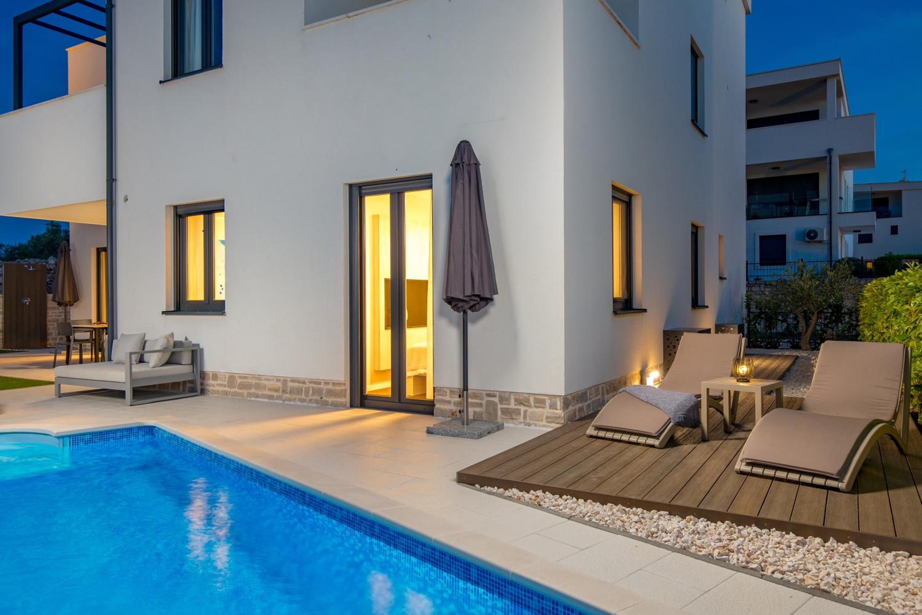 Luxury apartment La Mer with private pool and garden