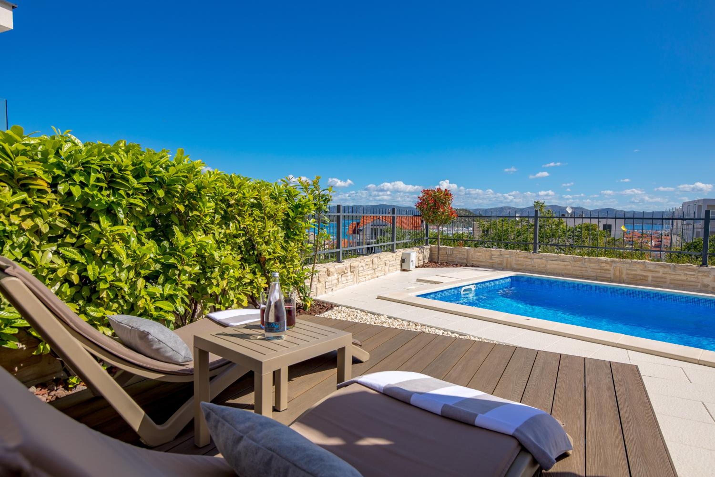 Luxury apartment La Mer with private pool and garden