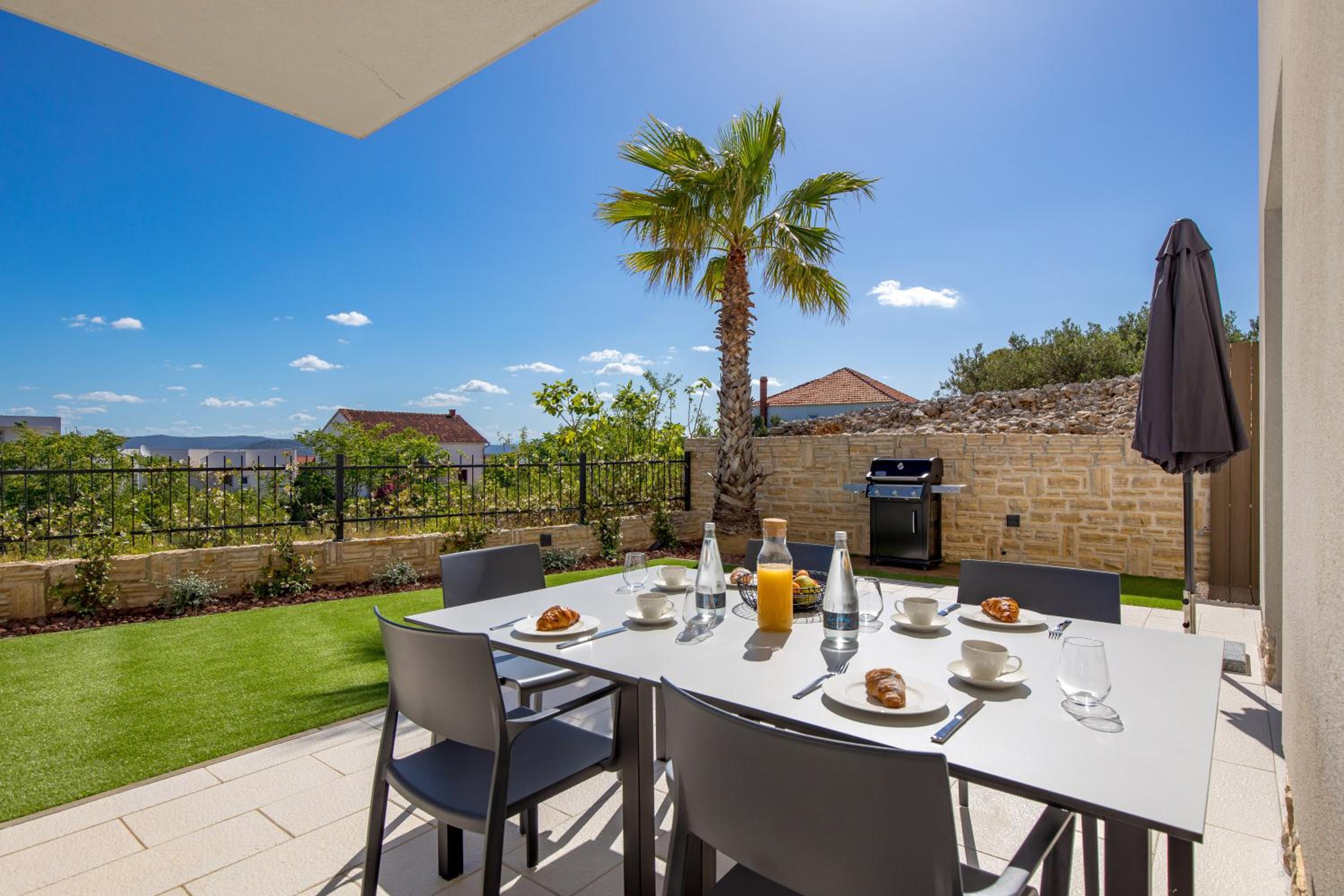 Luxury apartment La Mer with private pool and garden