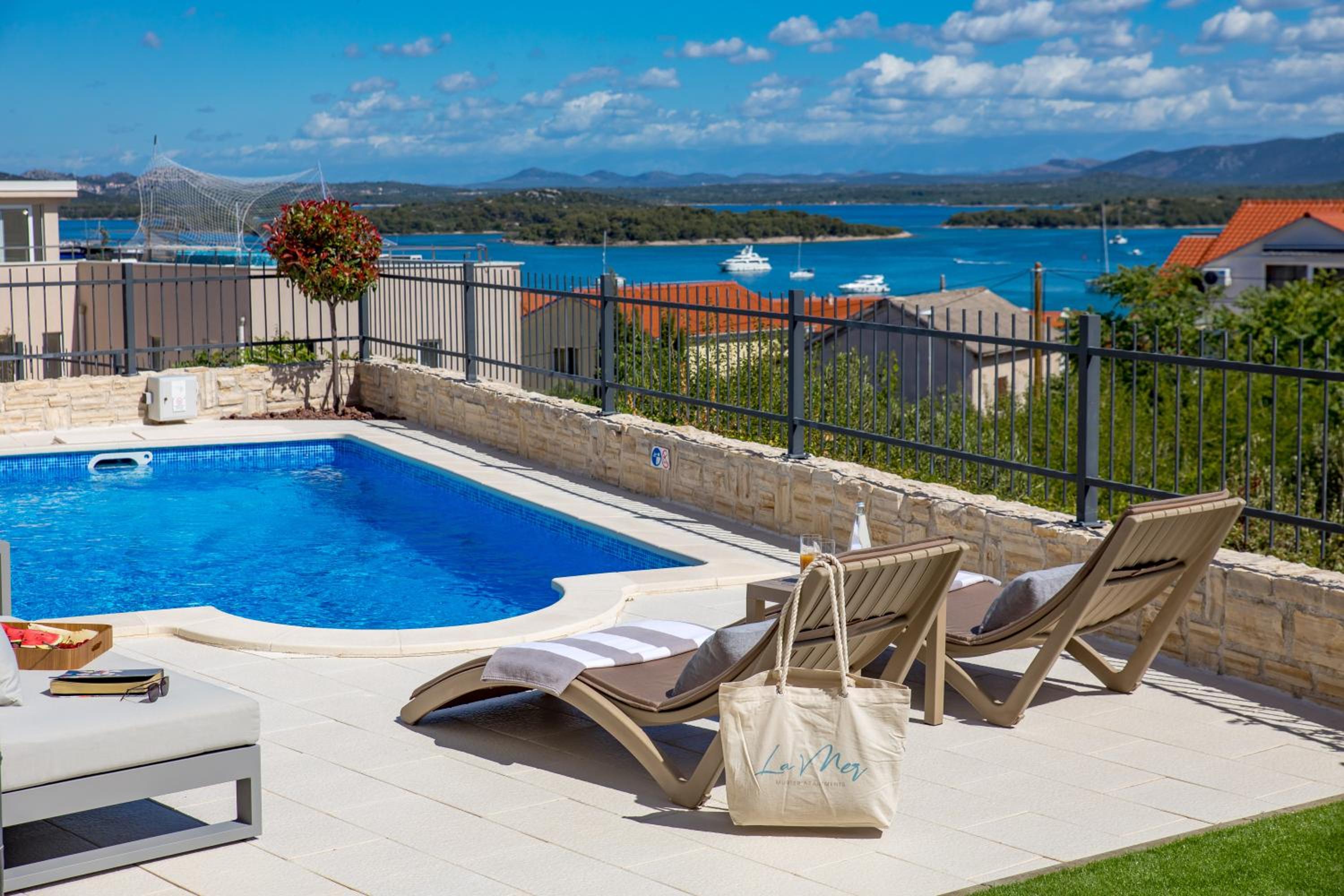 Luxury apartment La Mer with private pool and garden