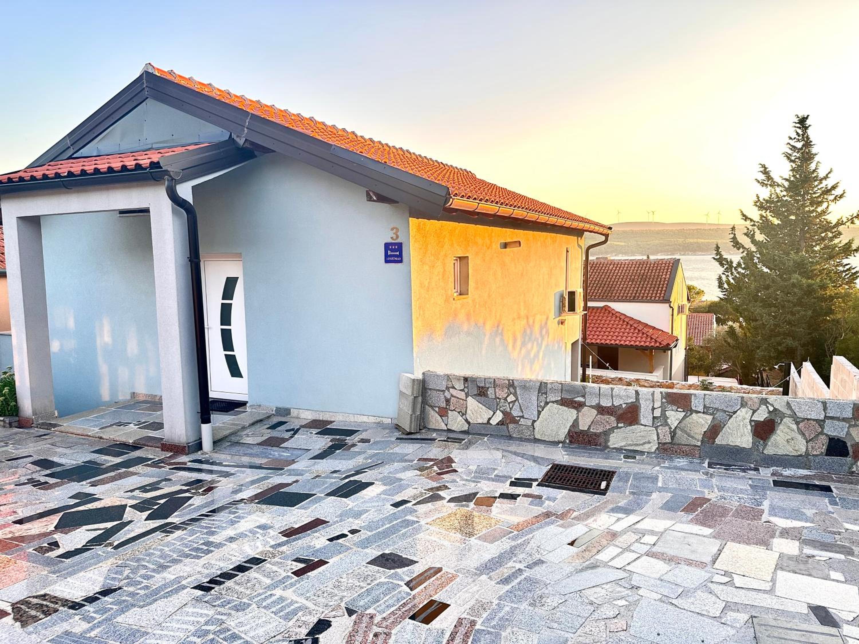 Romantic 3 Bedroom Apartment 150m from the beach & free parking spot