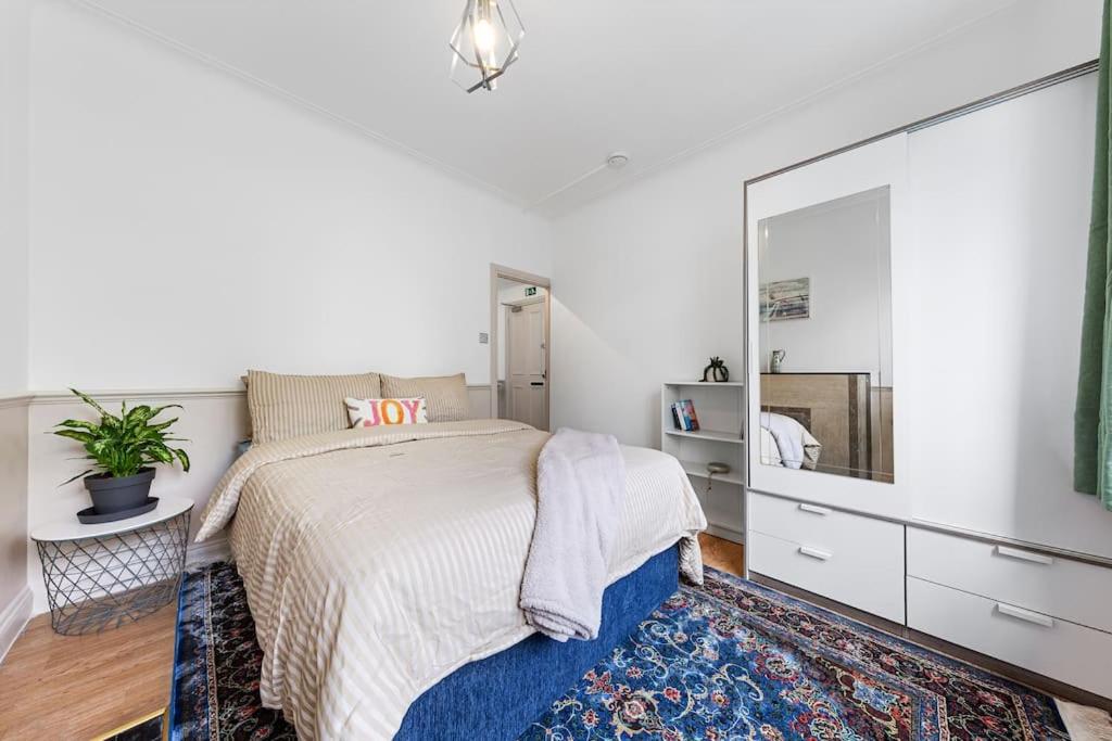Brand New 3 Bedroom flat in Central London