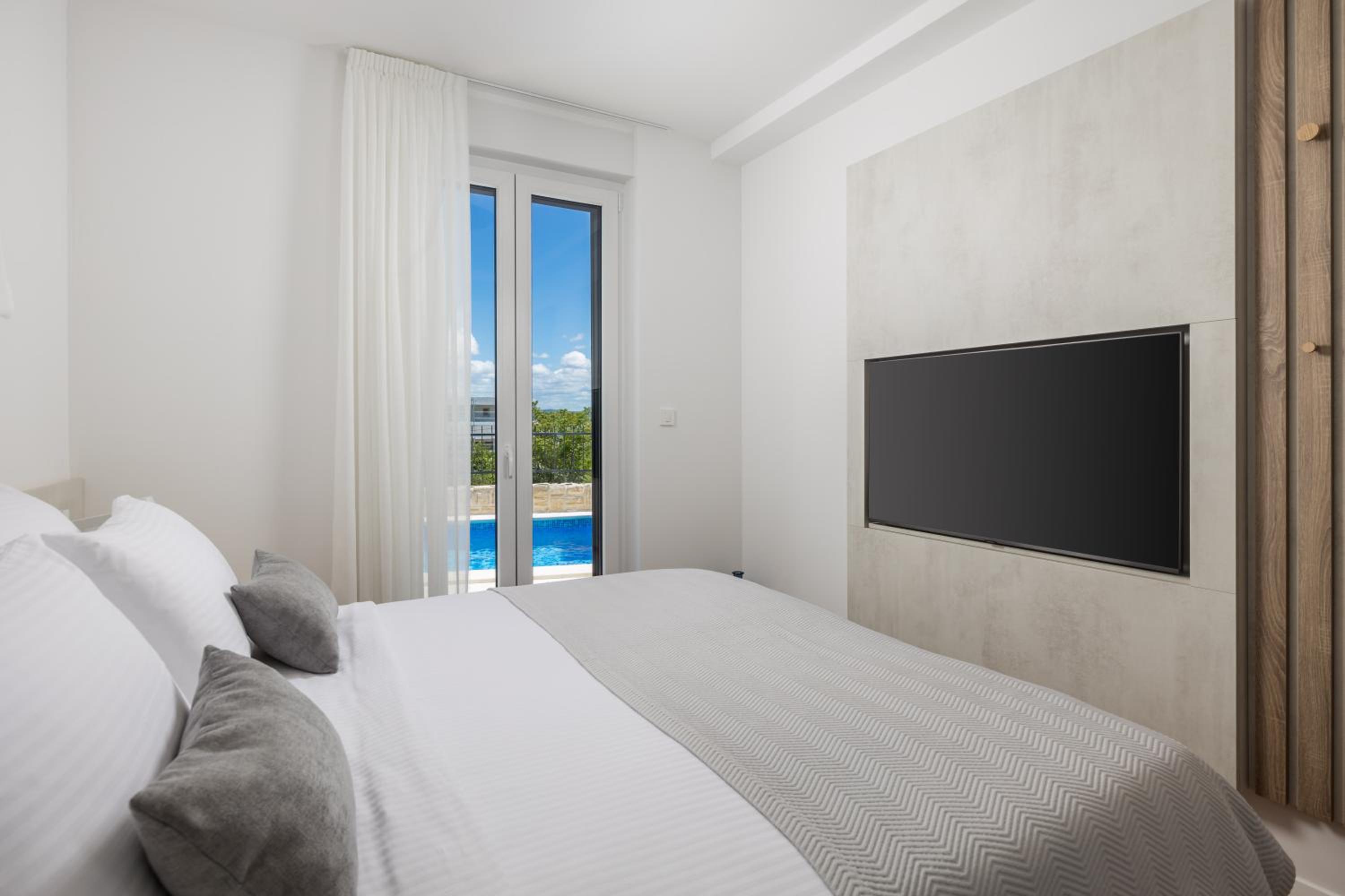 Luxury apartment La Mer with private pool and garden