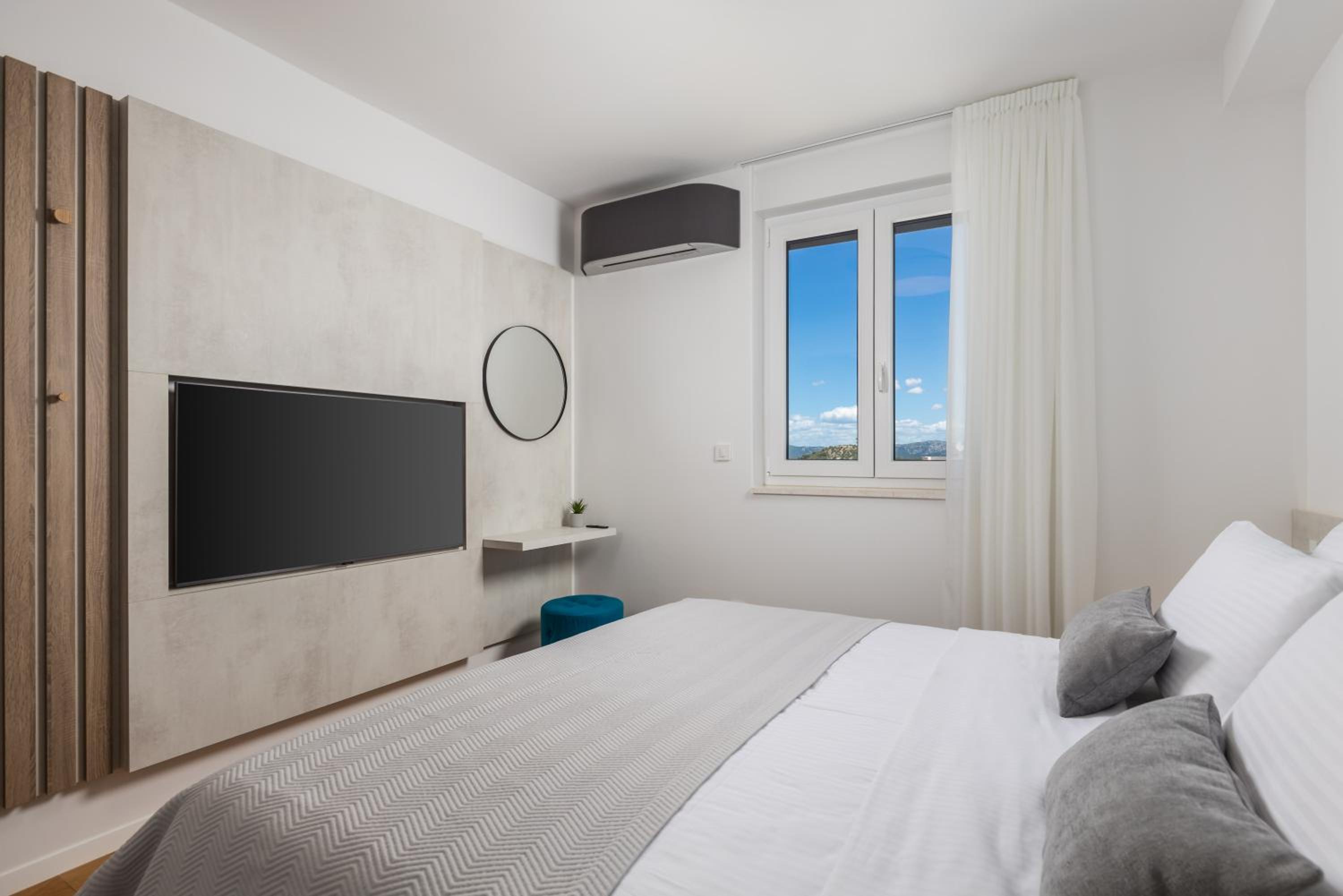 Luxury apartment La Mer with private pool and garden