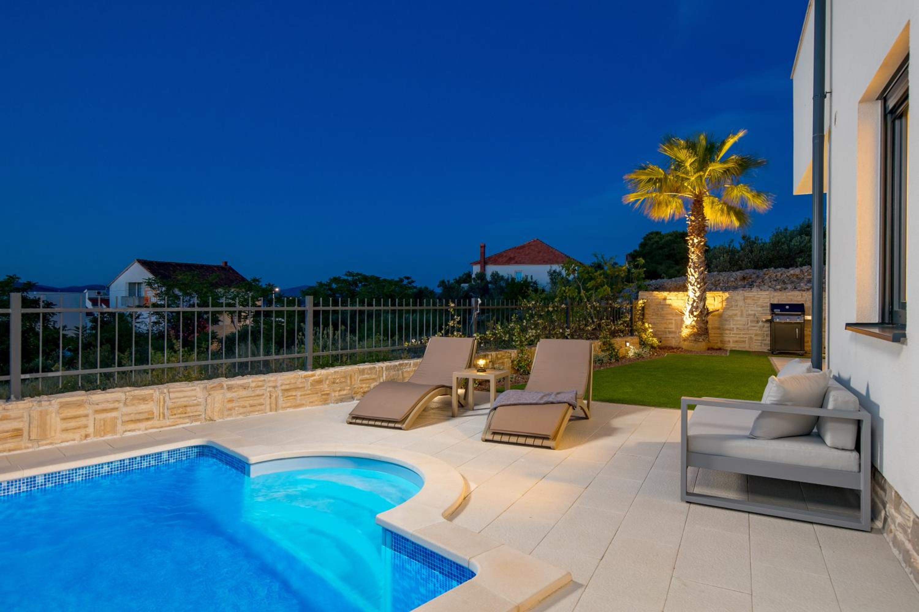 Luxury apartment La Mer with private pool and garden