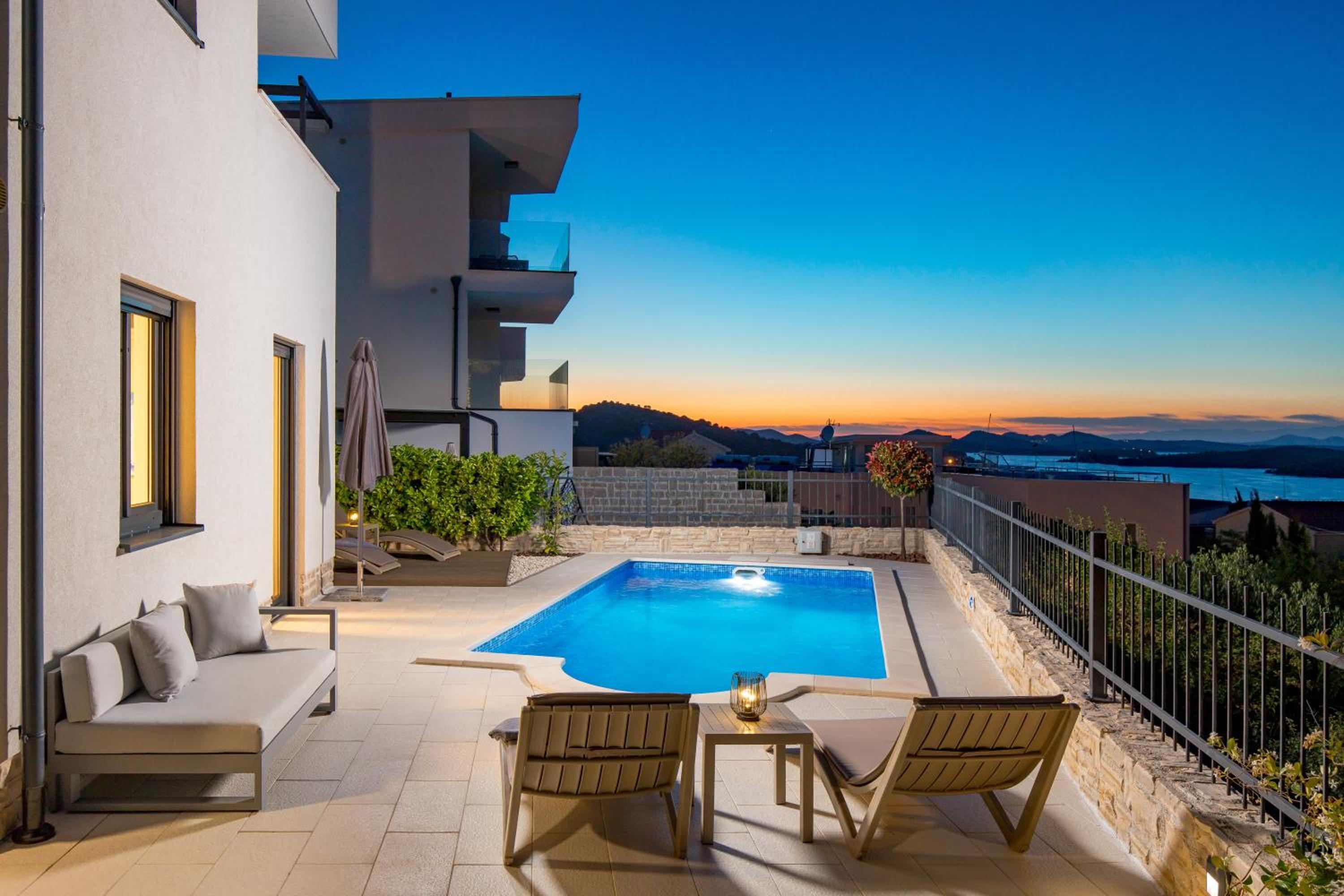 Luxury apartment La Mer with private pool and garden