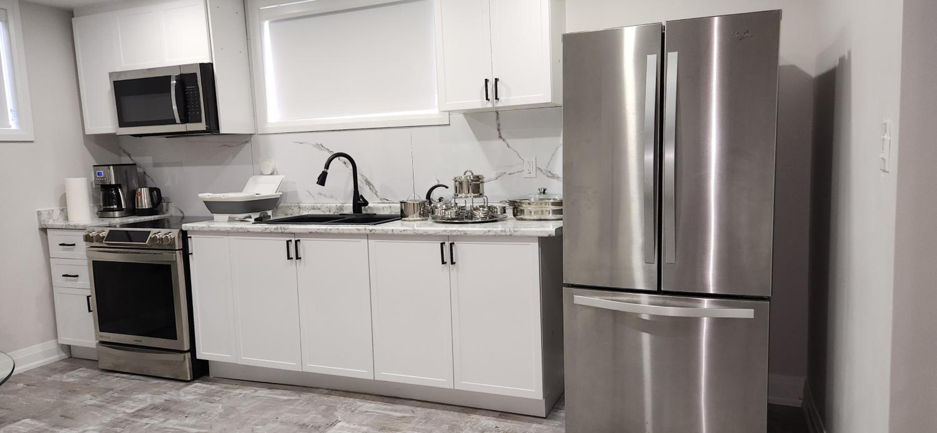 Kitchener Vacations - Cozy 2 Bedroom Home with Private Side Entrance  Self Check-in Kitchener - Property Image 1