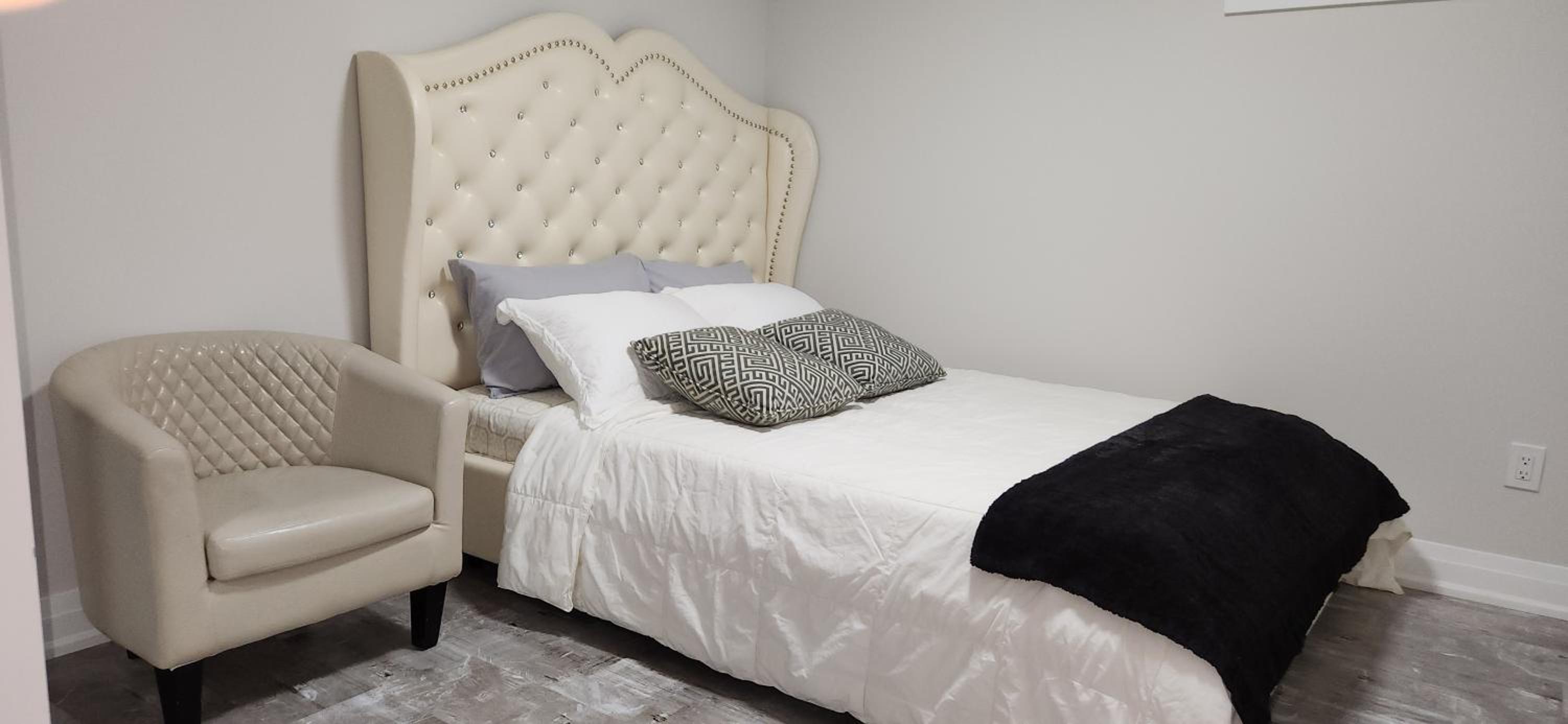 Kitchener Vacations - Cozy 2 Bedroom Home with Private Side Entrance  Self Check-in Kitchener - Property Image 16