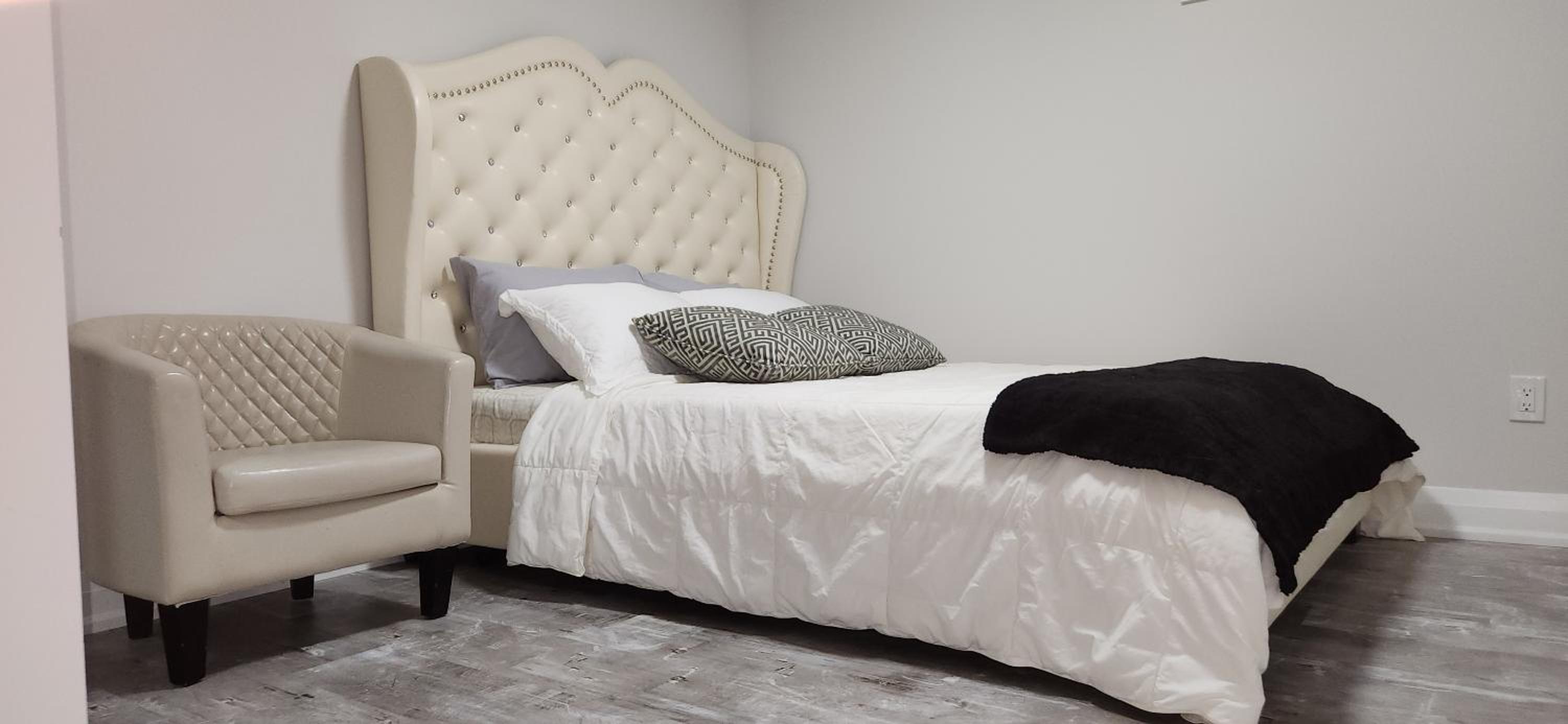 Kitchener Vacations - Cozy 2 Bedroom Home with Private Side Entrance  Self Check-in Kitchener - Property Image 13