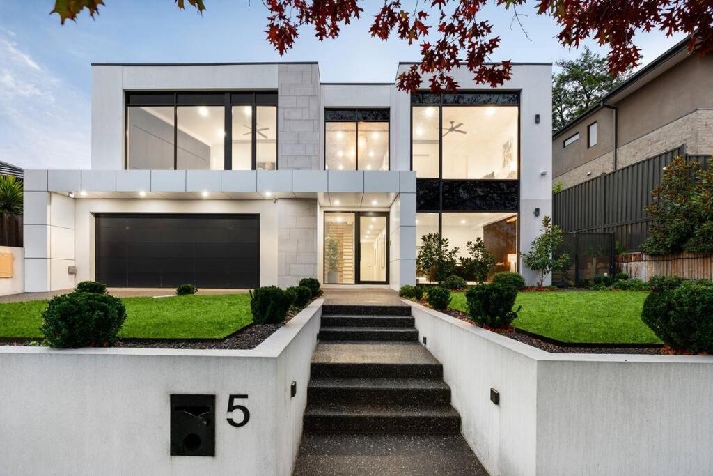 Melbourne Vacations - 5 Ensuite Luxury Holiday House Balwyn North - Property Image 15