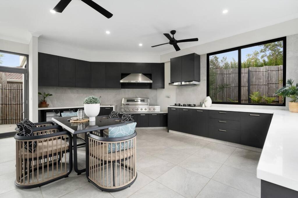 Melbourne Vacations - 5 Ensuite Luxury Holiday House Balwyn North - Property Image 25