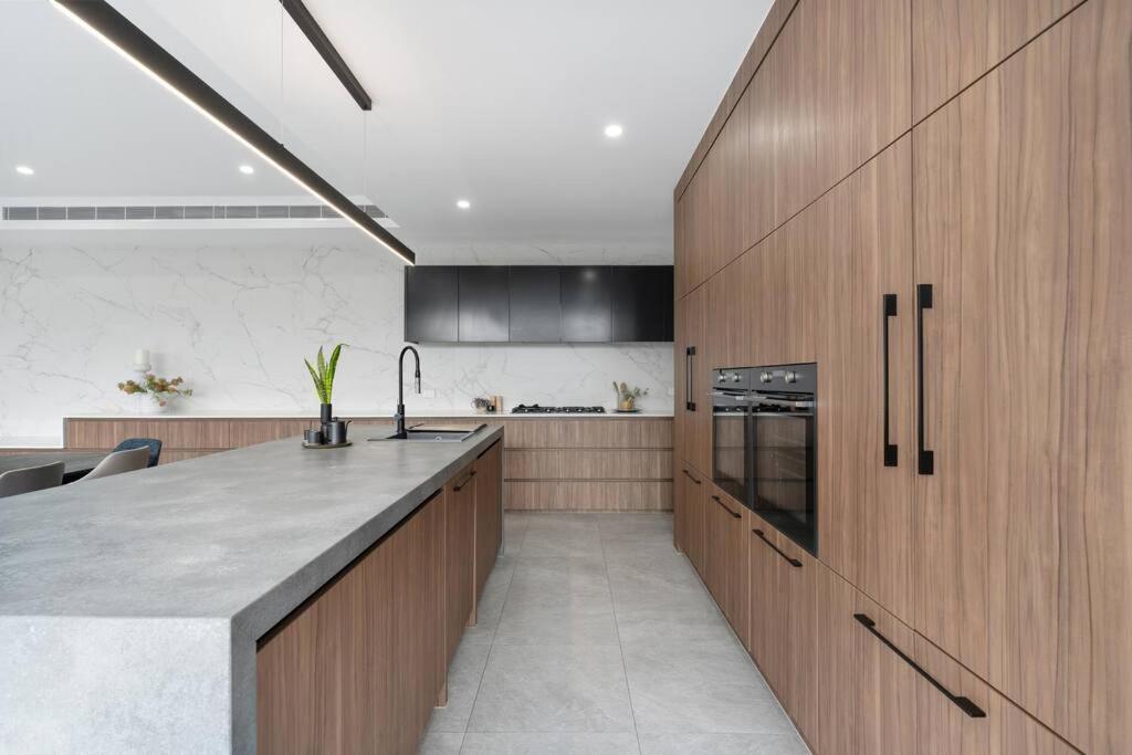 Melbourne Vacations - 5 Ensuite Luxury Holiday House Balwyn North - Property Image 23