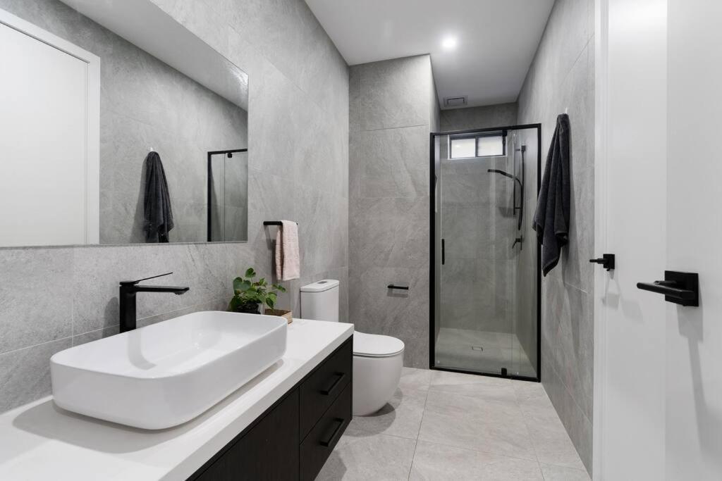Melbourne Vacations - 5 Ensuite Luxury Holiday House Balwyn North - Property Image 22