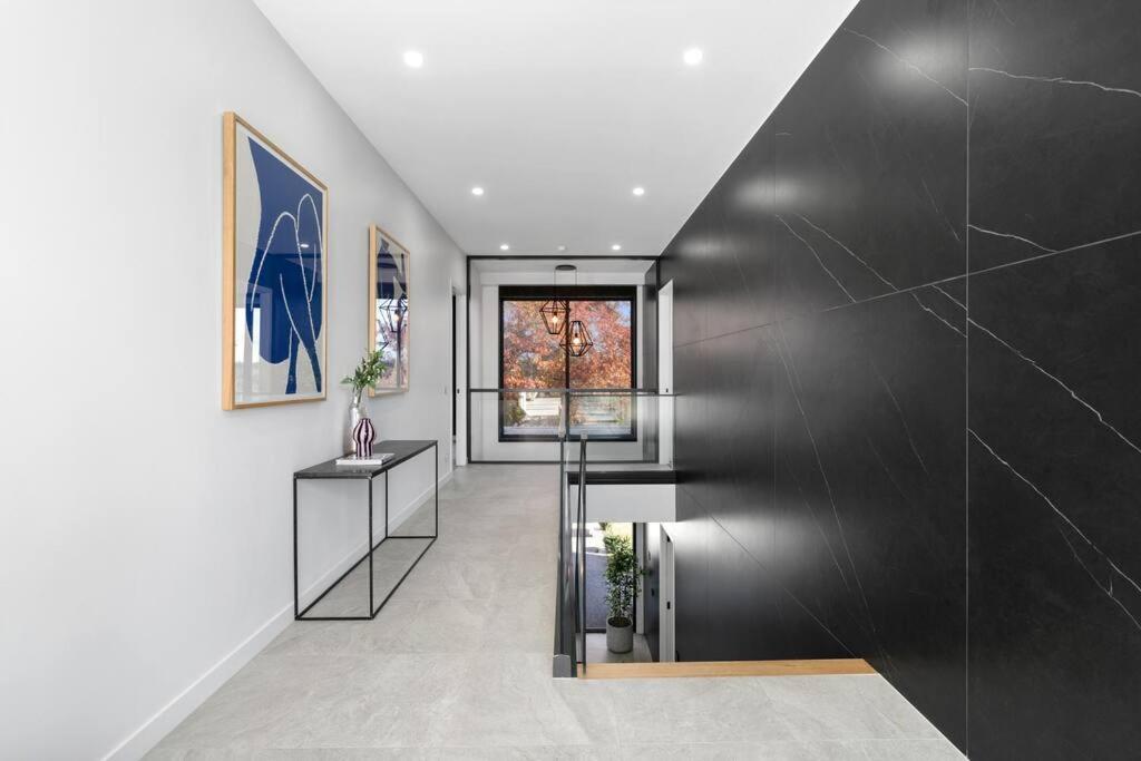 Melbourne Vacations - 5 Ensuite Luxury Holiday House Balwyn North - Property Image 21