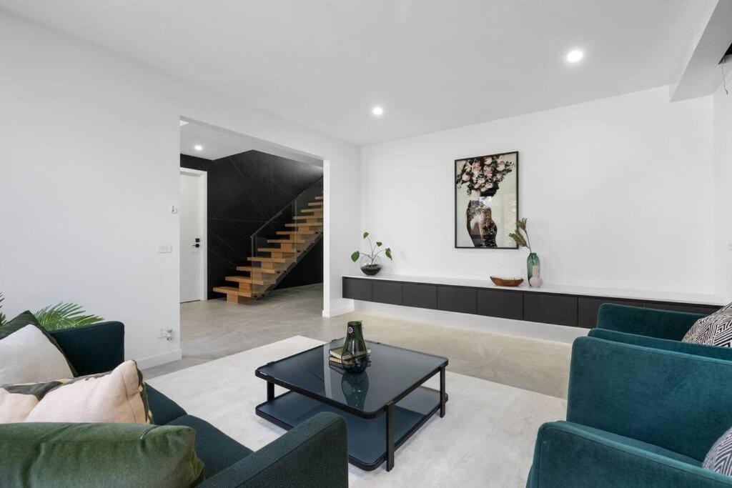 Melbourne Vacations - 5 Ensuite Luxury Holiday House Balwyn North - Property Image 20