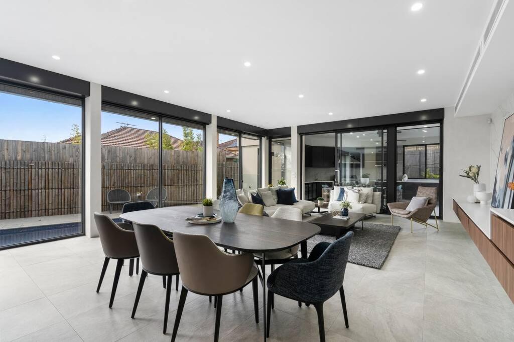 Melbourne Vacations - 5 Ensuite Luxury Holiday House Balwyn North - Property Image 19