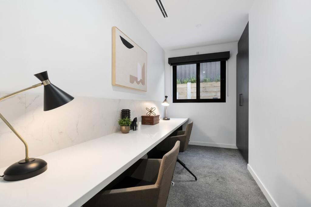 Melbourne Vacations - 5 Ensuite Luxury Holiday House Balwyn North - Property Image 18