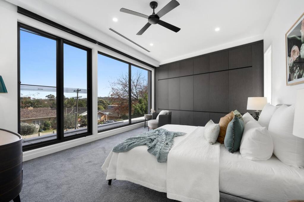 Melbourne Vacations - 5 Ensuite Luxury Holiday House Balwyn North - Property Image 17